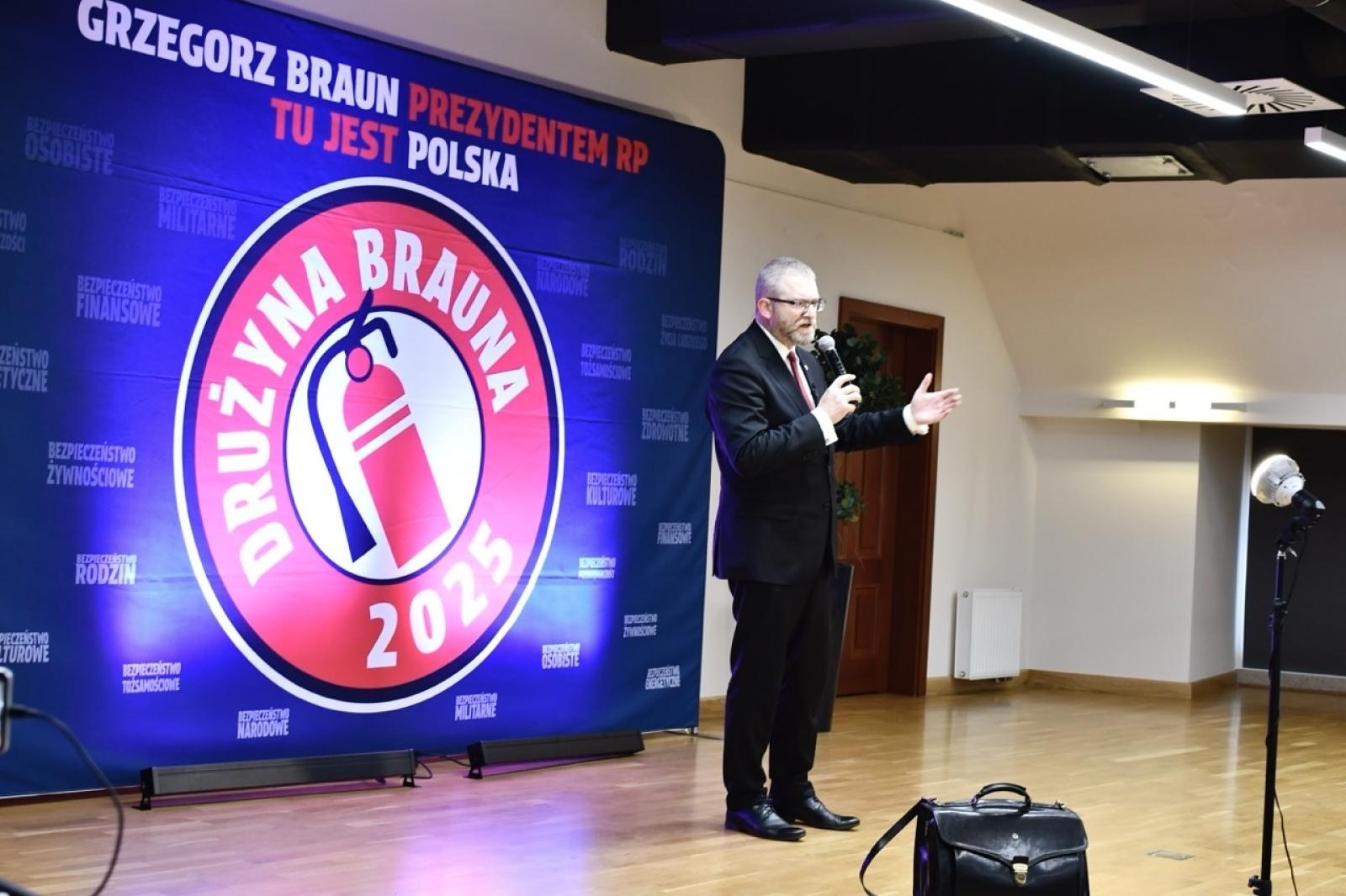 Zdjęcie w galerii na portalu naszraciborz.pl: Polska potrzebuje szerokiego frontu gaśnicowego. Grzegorz Braun w Raciborzu wiadomości z regionu