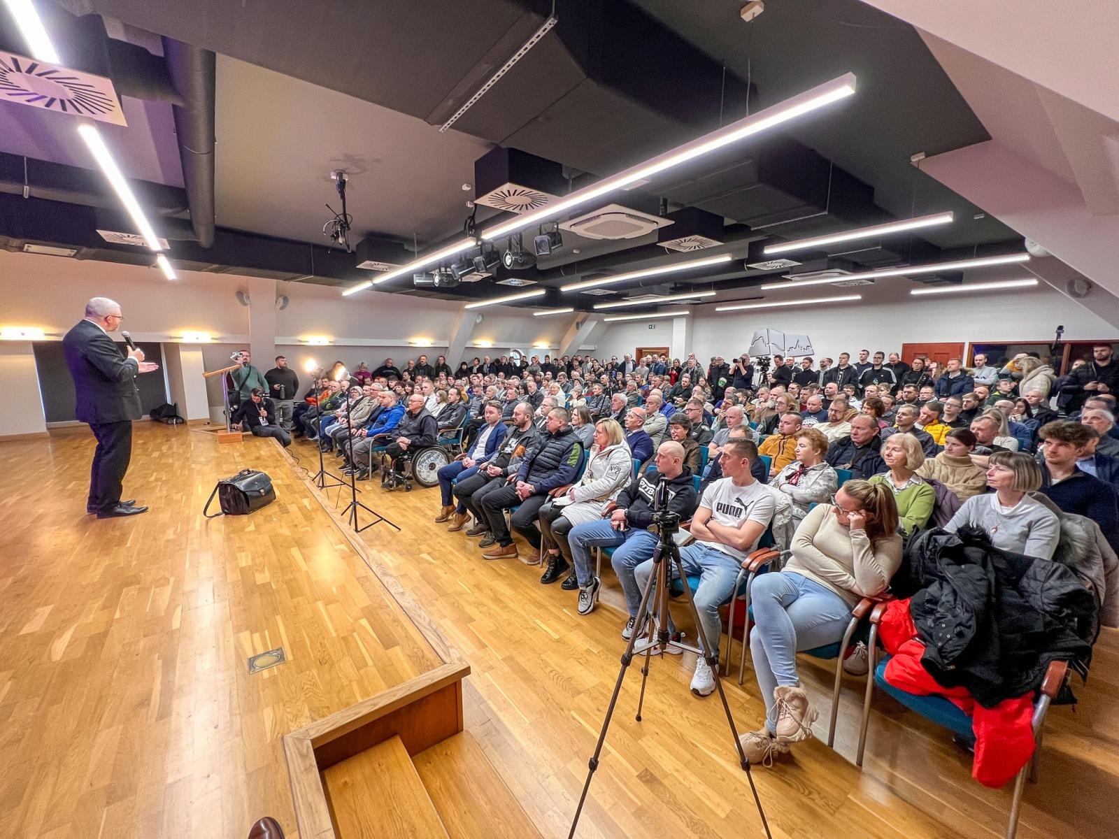 Zdjęcie w galerii na portalu naszraciborz.pl: Polska potrzebuje szerokiego frontu gaśnicowego. Grzegorz Braun w Raciborzu wiadomości z regionu