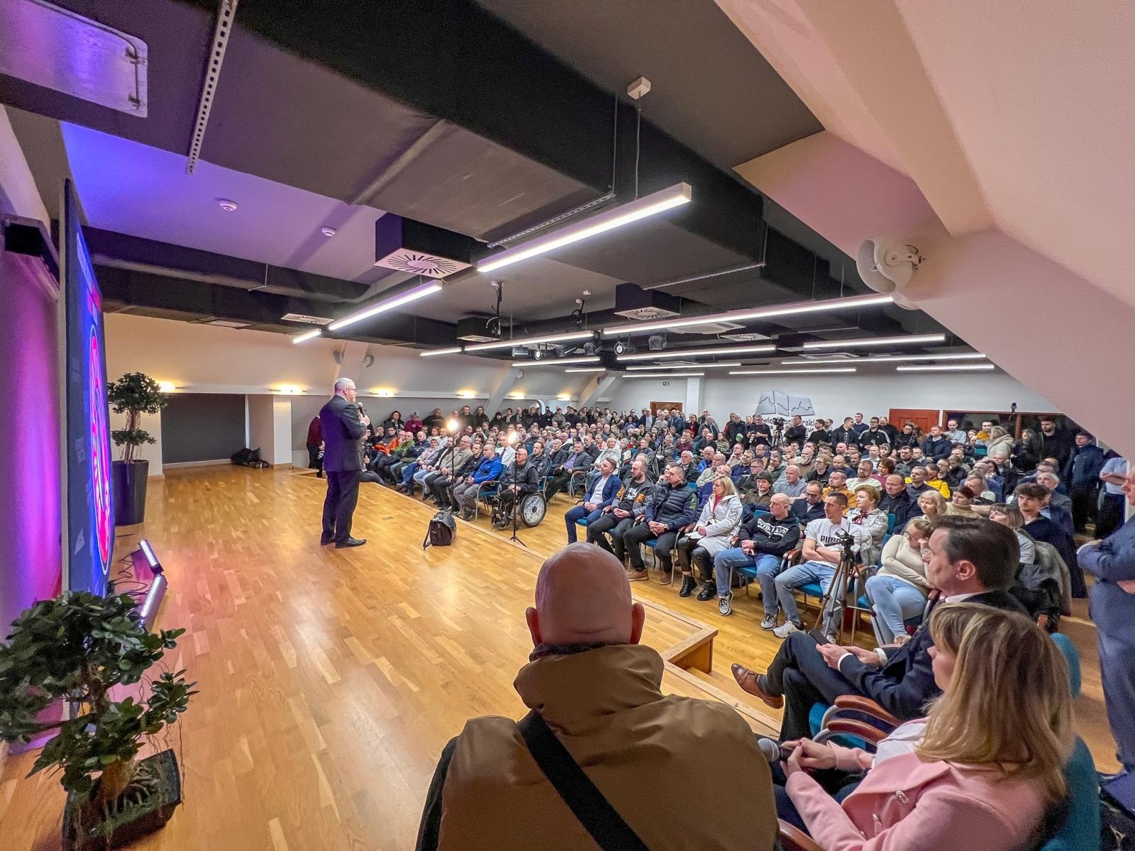 Zdjęcie w galerii na portalu naszraciborz.pl: Polska potrzebuje szerokiego frontu gaśnicowego. Grzegorz Braun w Raciborzu wiadomości z regionu