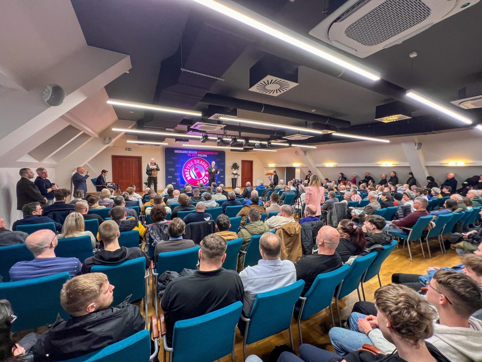 Zdjęcie w galerii na portalu naszraciborz.pl: Polska potrzebuje szerokiego frontu gaśnicowego. Grzegorz Braun w Raciborzu wiadomości z regionu