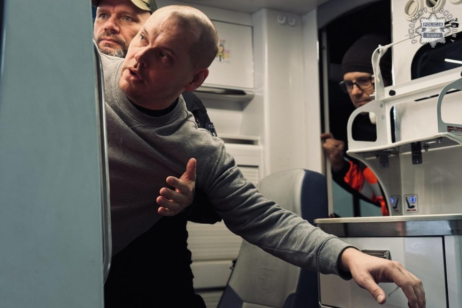 Zdjęcie w galerii na portalu naszraciborz.pl: Policja szkoli ratowników medycznych. Coraz częstsze ataki agresywnych pacjentów wiadomości z regionu