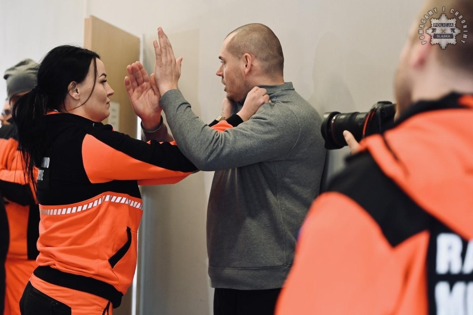 Zdjęcie w galerii na portalu naszraciborz.pl: Policja szkoli ratowników medycznych. Coraz częstsze ataki agresywnych pacjentów wiadomości z regionu