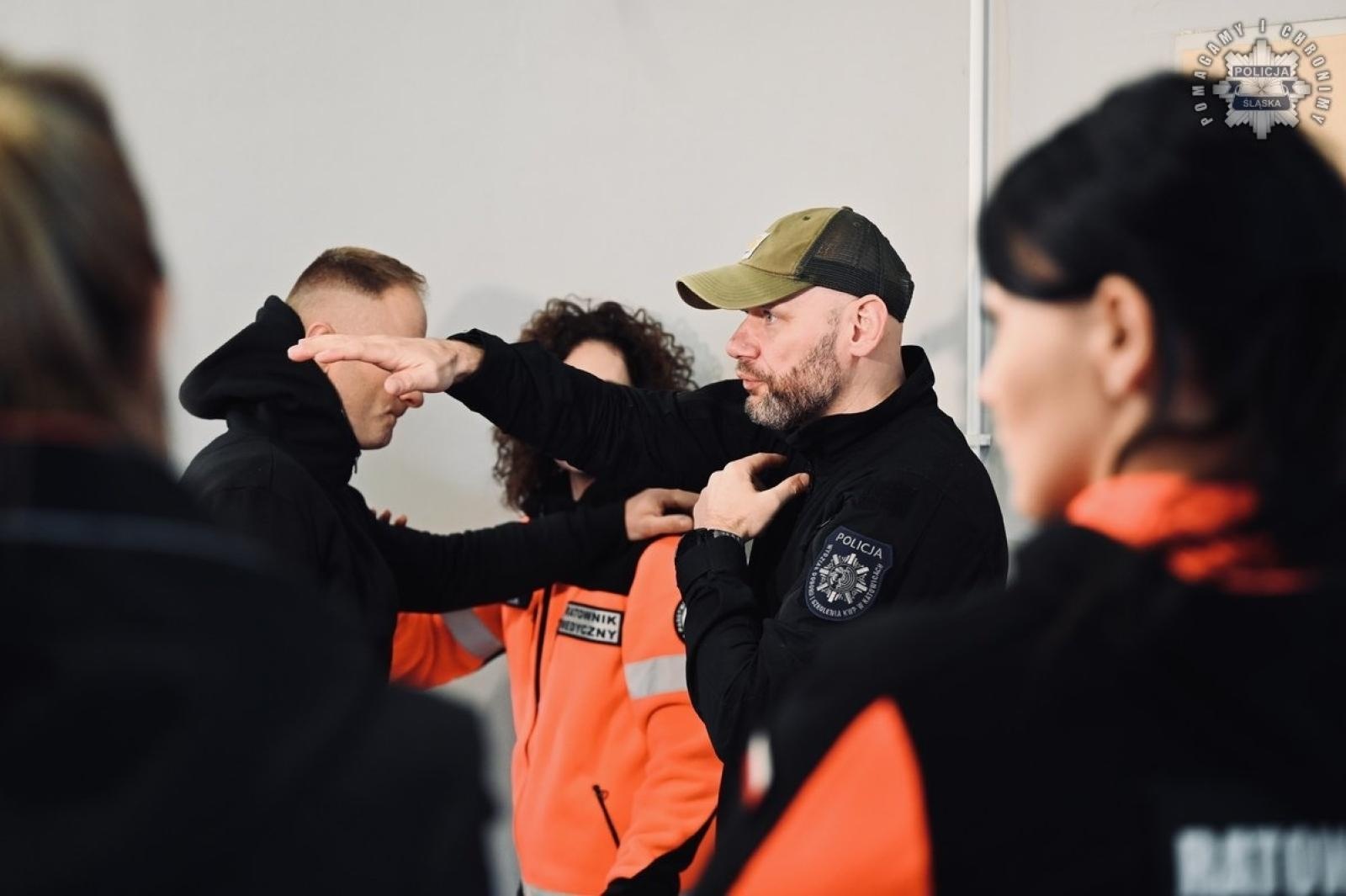 Zdjęcie w galerii na portalu naszraciborz.pl: Policja szkoli ratowników medycznych. Coraz częstsze ataki agresywnych pacjentów wiadomości z regionu