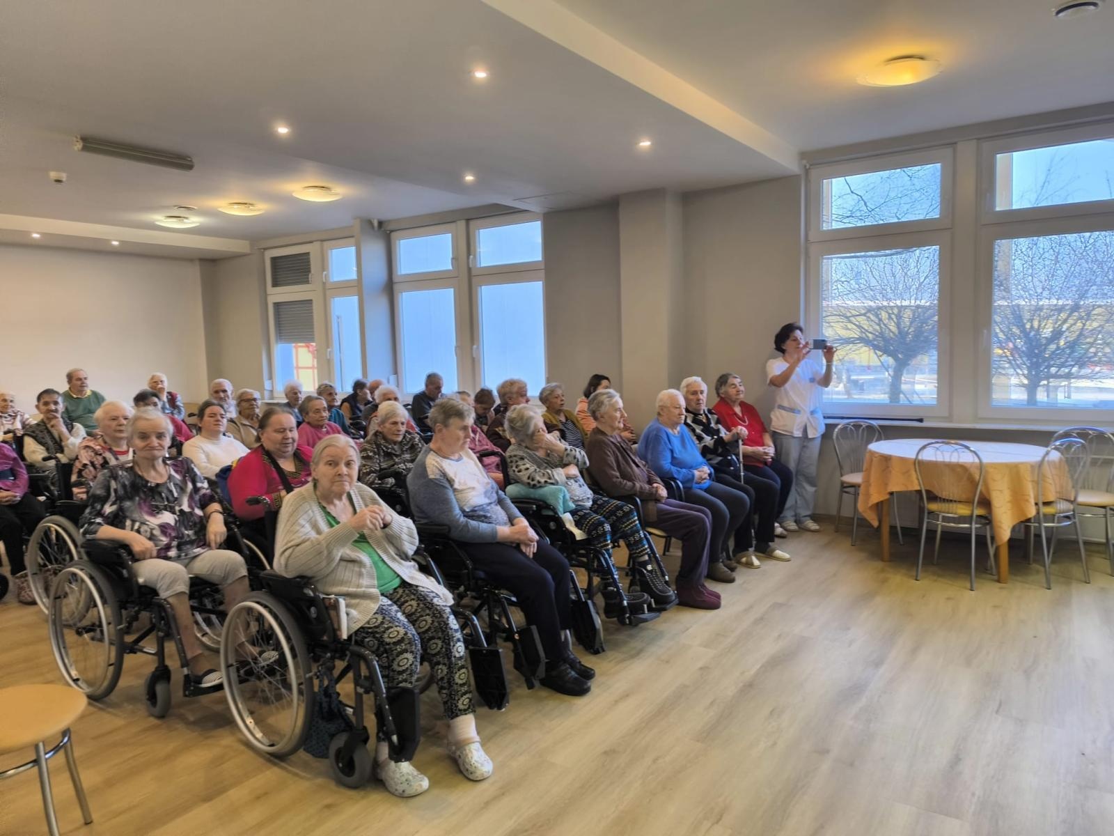 Zdjęcie w galerii na portalu naszraciborz.pl: Przedszkolaki z wizytą w Złotej Jesieni – międzypokoleniowe spotkanie pełne wzruszeń wiadomości z regionu