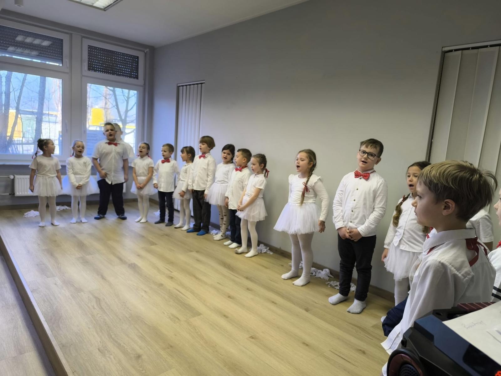 Zdjęcie w galerii na portalu naszraciborz.pl: Przedszkolaki z wizytą w Złotej Jesieni – międzypokoleniowe spotkanie pełne wzruszeń wiadomości z regionu