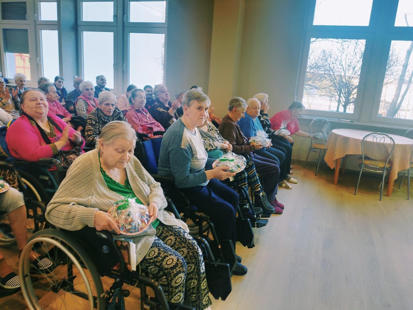 Zdjęcie w galerii na portalu naszraciborz.pl: Przedszkolaki z wizytą w Złotej Jesieni – międzypokoleniowe spotkanie pełne wzruszeń wiadomości z regionu