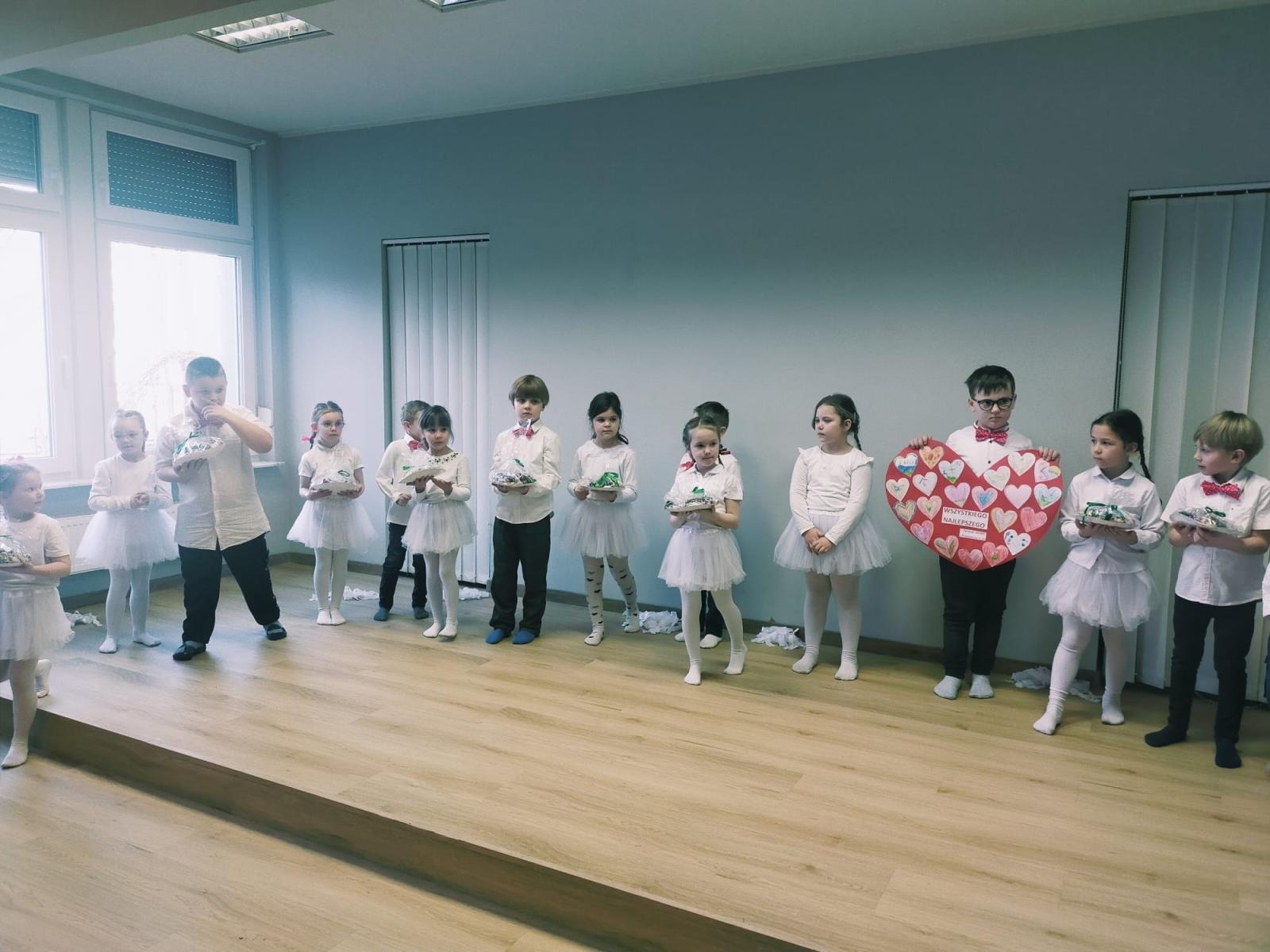 Zdjęcie w galerii na portalu naszraciborz.pl: Przedszkolaki z wizytą w Złotej Jesieni – międzypokoleniowe spotkanie pełne wzruszeń wiadomości z regionu