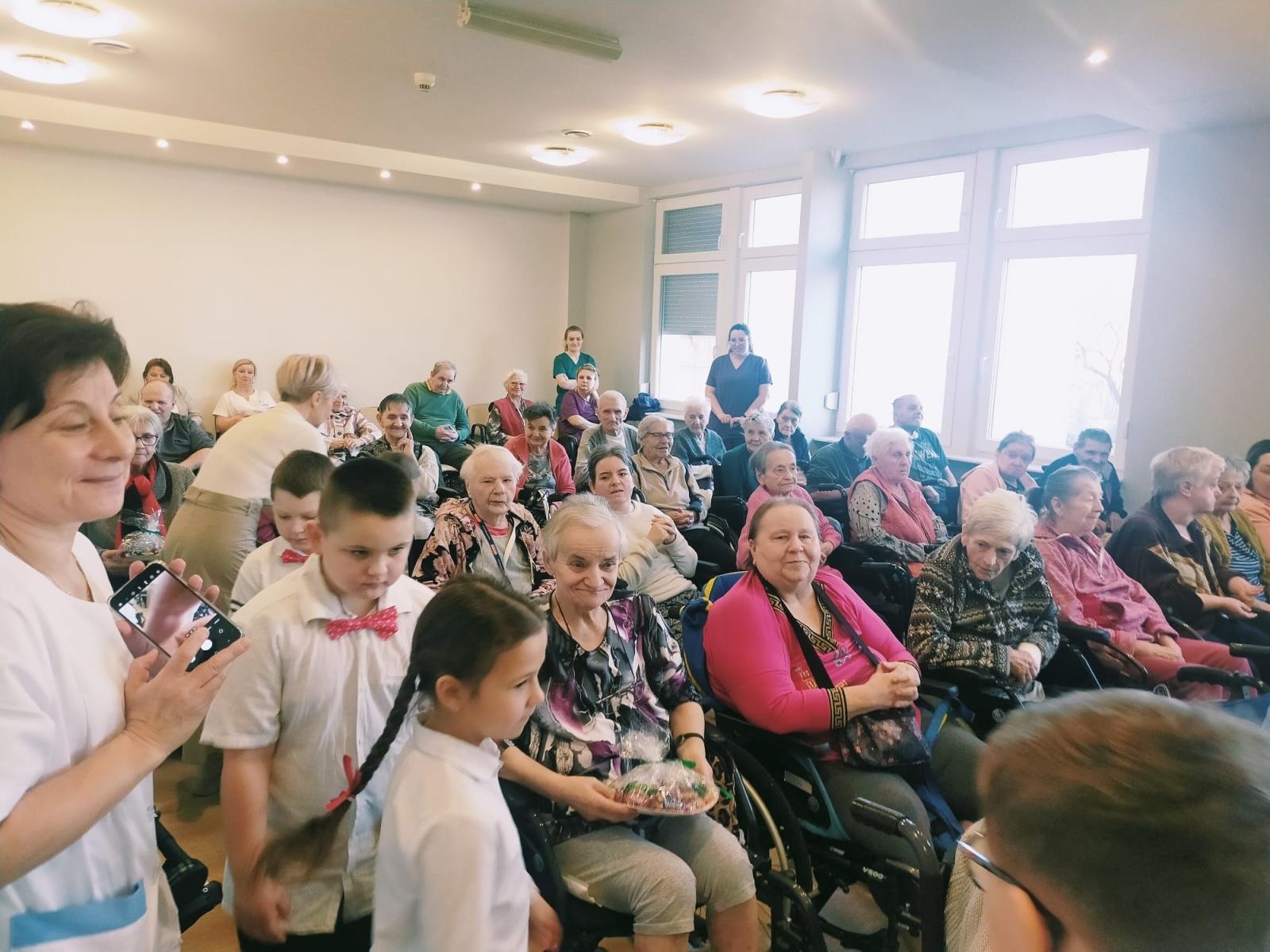 Zdjęcie w galerii na portalu naszraciborz.pl: Przedszkolaki z wizytą w Złotej Jesieni – międzypokoleniowe spotkanie pełne wzruszeń wiadomości z regionu