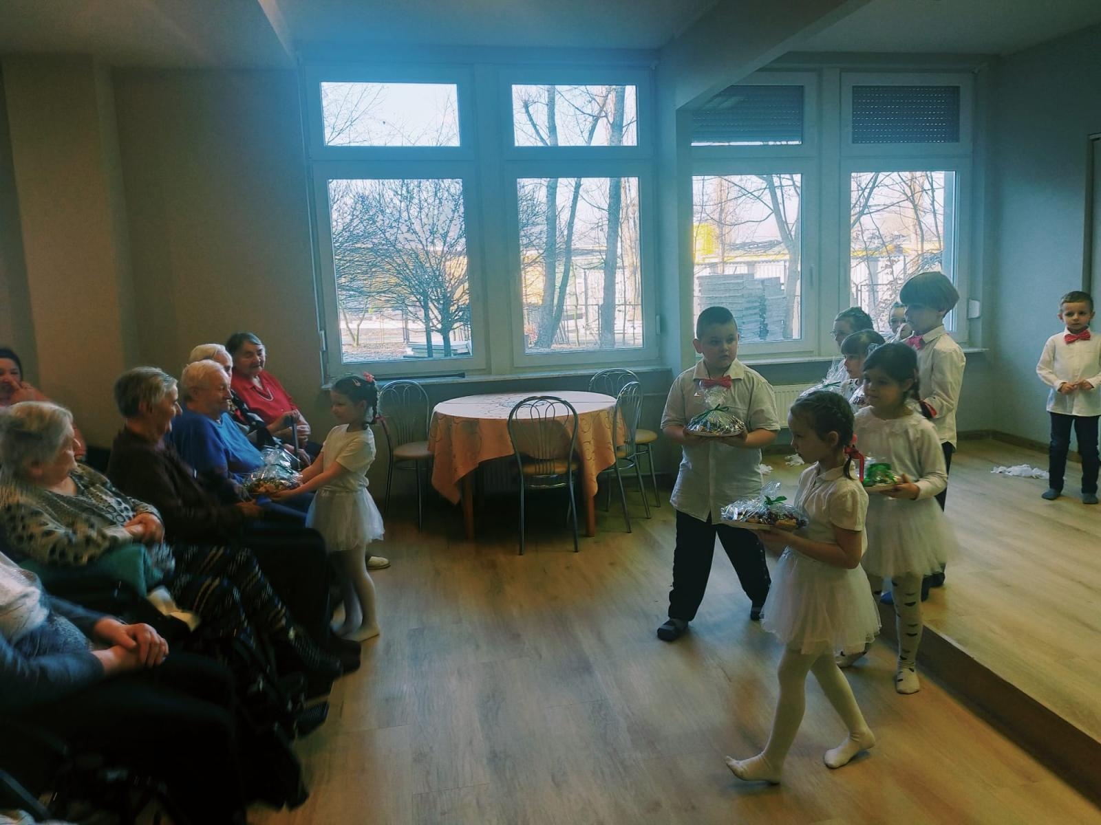 Zdjęcie w galerii na portalu naszraciborz.pl: Przedszkolaki z wizytą w Złotej Jesieni – międzypokoleniowe spotkanie pełne wzruszeń wiadomości z regionu