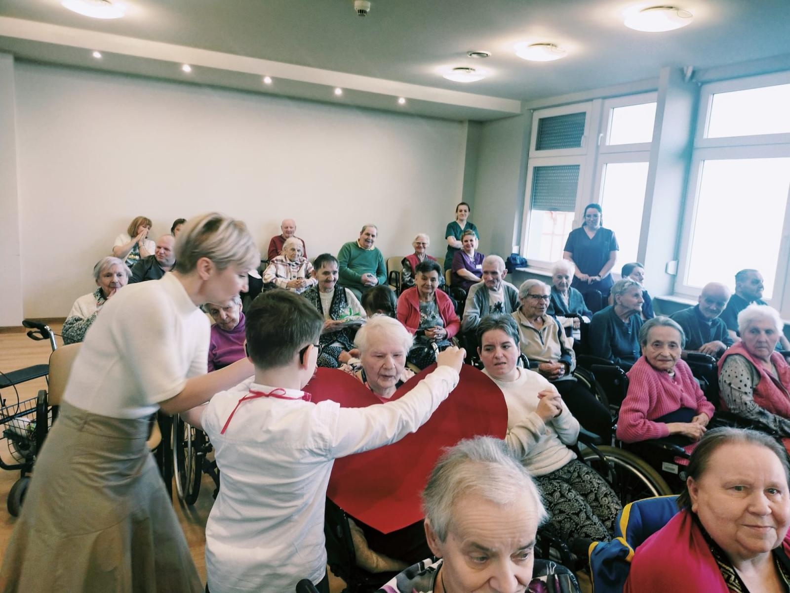 Zdjęcie w galerii na portalu naszraciborz.pl: Przedszkolaki z wizytą w Złotej Jesieni – międzypokoleniowe spotkanie pełne wzruszeń wiadomości z regionu