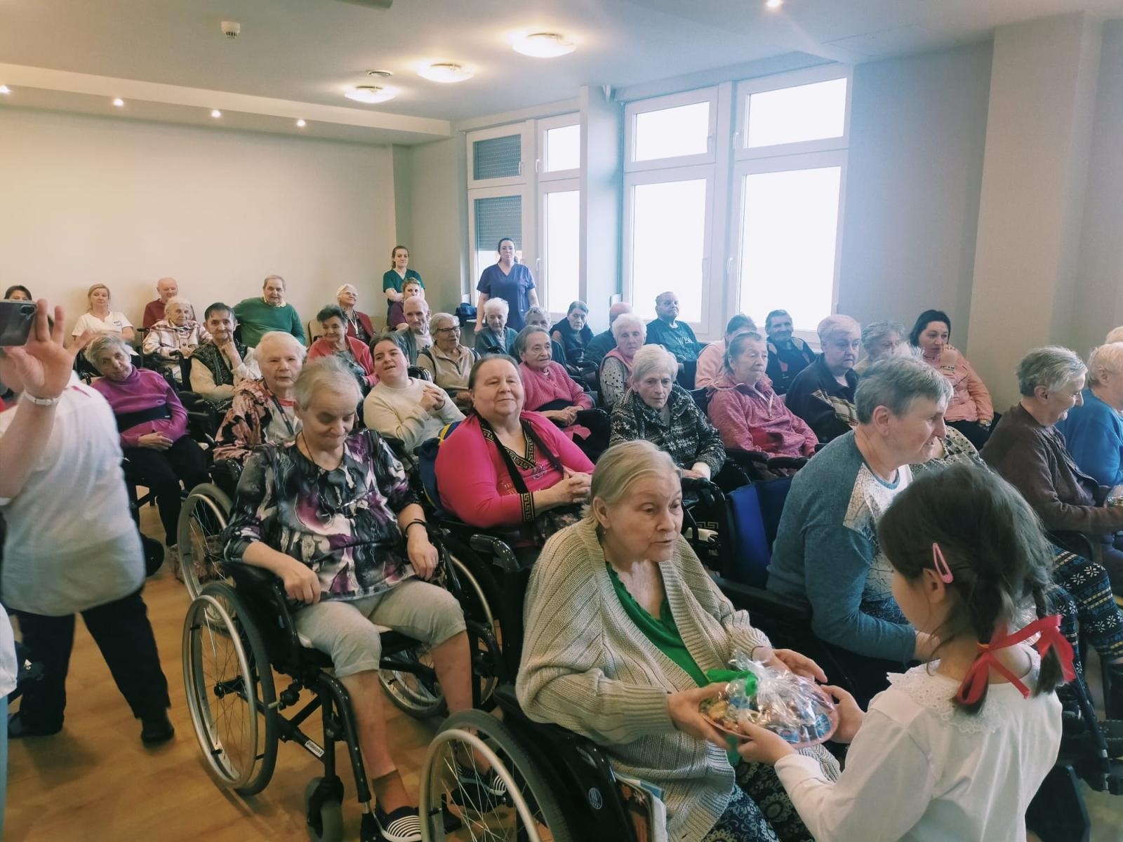 Zdjęcie w galerii na portalu naszraciborz.pl: Przedszkolaki z wizytą w Złotej Jesieni – międzypokoleniowe spotkanie pełne wzruszeń wiadomości z regionu