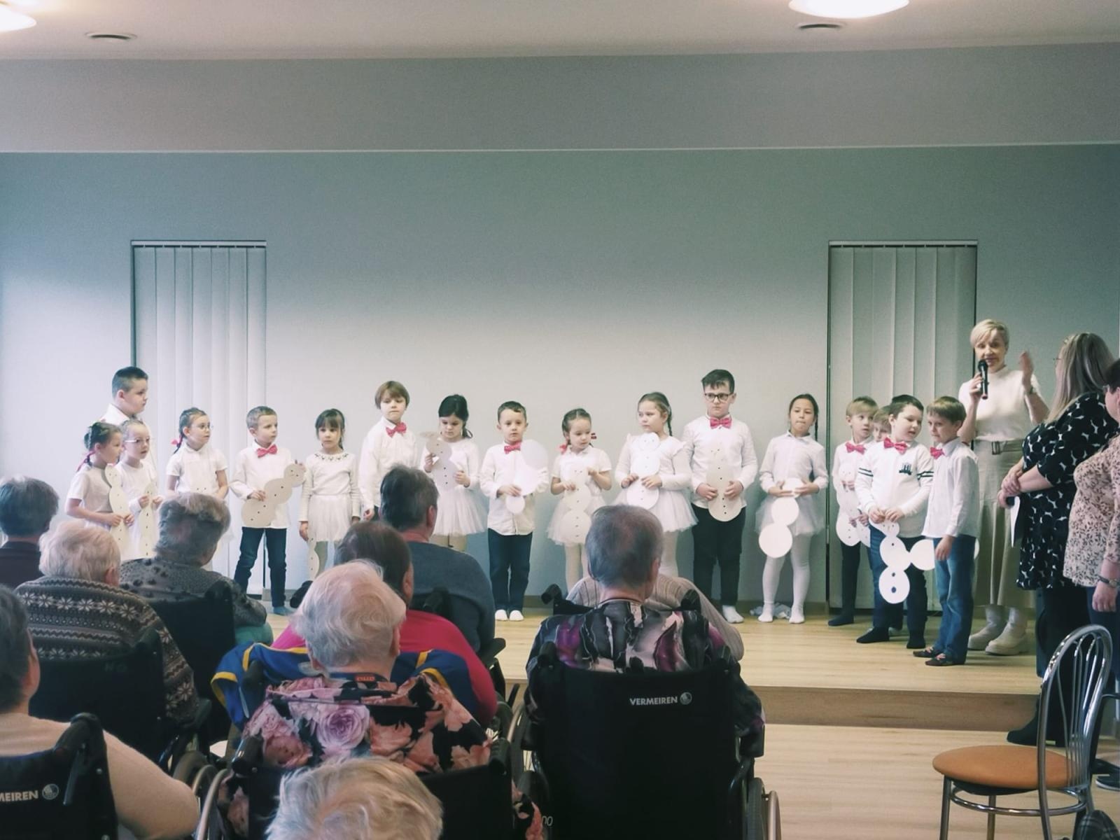 Zdjęcie w galerii na portalu naszraciborz.pl: Przedszkolaki z wizytą w Złotej Jesieni – międzypokoleniowe spotkanie pełne wzruszeń wiadomości z regionu