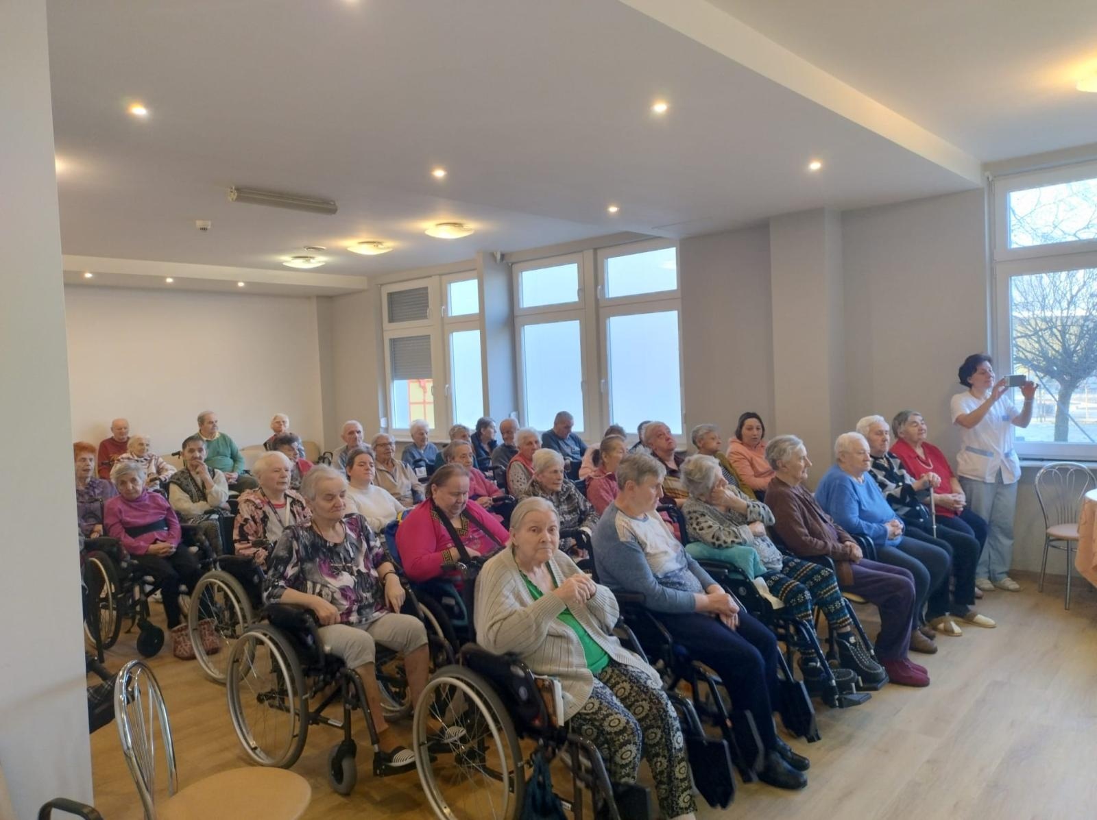 Zdjęcie w galerii na portalu naszraciborz.pl: Przedszkolaki z wizytą w Złotej Jesieni – międzypokoleniowe spotkanie pełne wzruszeń wiadomości z regionu