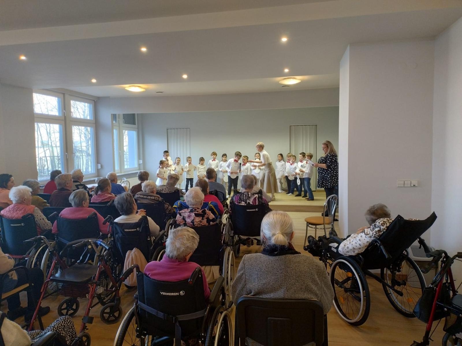 Zdjęcie w galerii na portalu naszraciborz.pl: Przedszkolaki z wizytą w Złotej Jesieni – międzypokoleniowe spotkanie pełne wzruszeń wiadomości z regionu