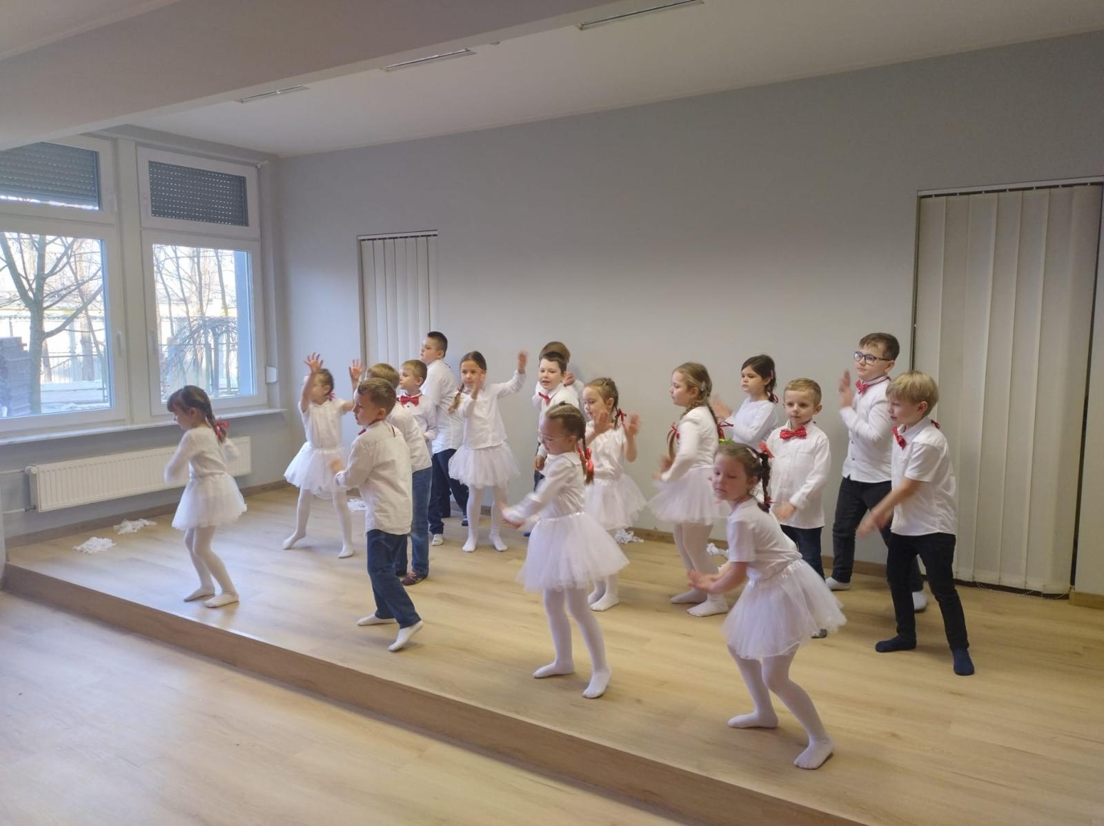 Zdjęcie w galerii na portalu naszraciborz.pl: Przedszkolaki z wizytą w Złotej Jesieni – międzypokoleniowe spotkanie pełne wzruszeń wiadomości z regionu