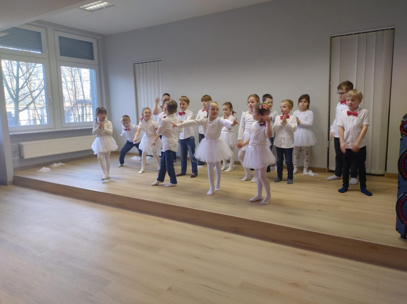 Zdjęcie w galerii na portalu naszraciborz.pl: Przedszkolaki z wizytą w Złotej Jesieni – międzypokoleniowe spotkanie pełne wzruszeń wiadomości z regionu