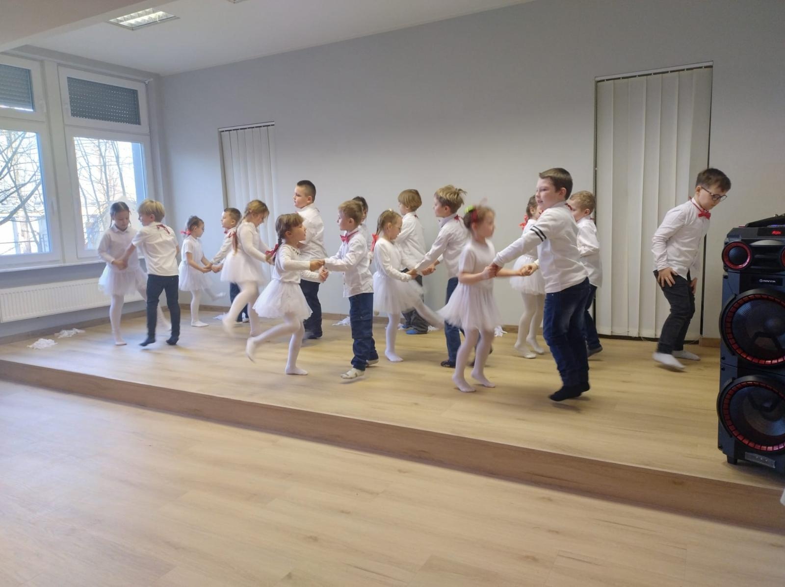 Zdjęcie w galerii na portalu naszraciborz.pl: Przedszkolaki z wizytą w Złotej Jesieni – międzypokoleniowe spotkanie pełne wzruszeń wiadomości z regionu