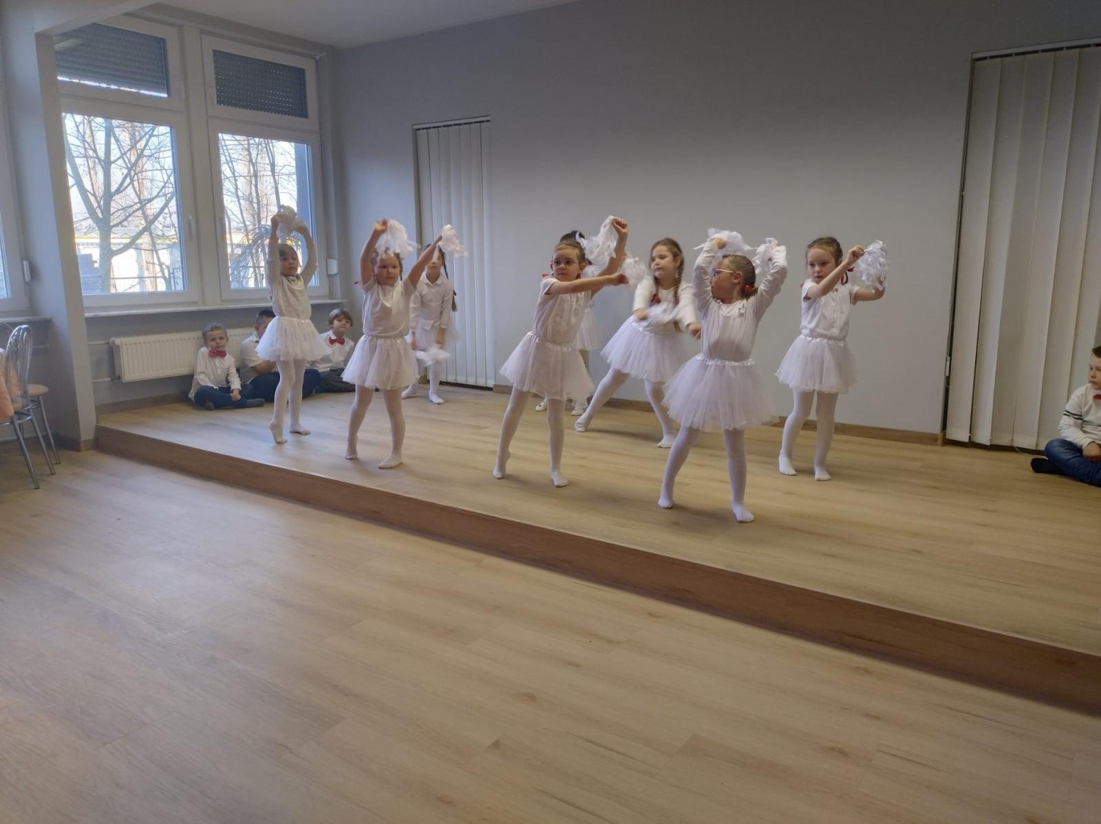 Zdjęcie w galerii na portalu naszraciborz.pl: Przedszkolaki z wizytą w Złotej Jesieni – międzypokoleniowe spotkanie pełne wzruszeń wiadomości z regionu