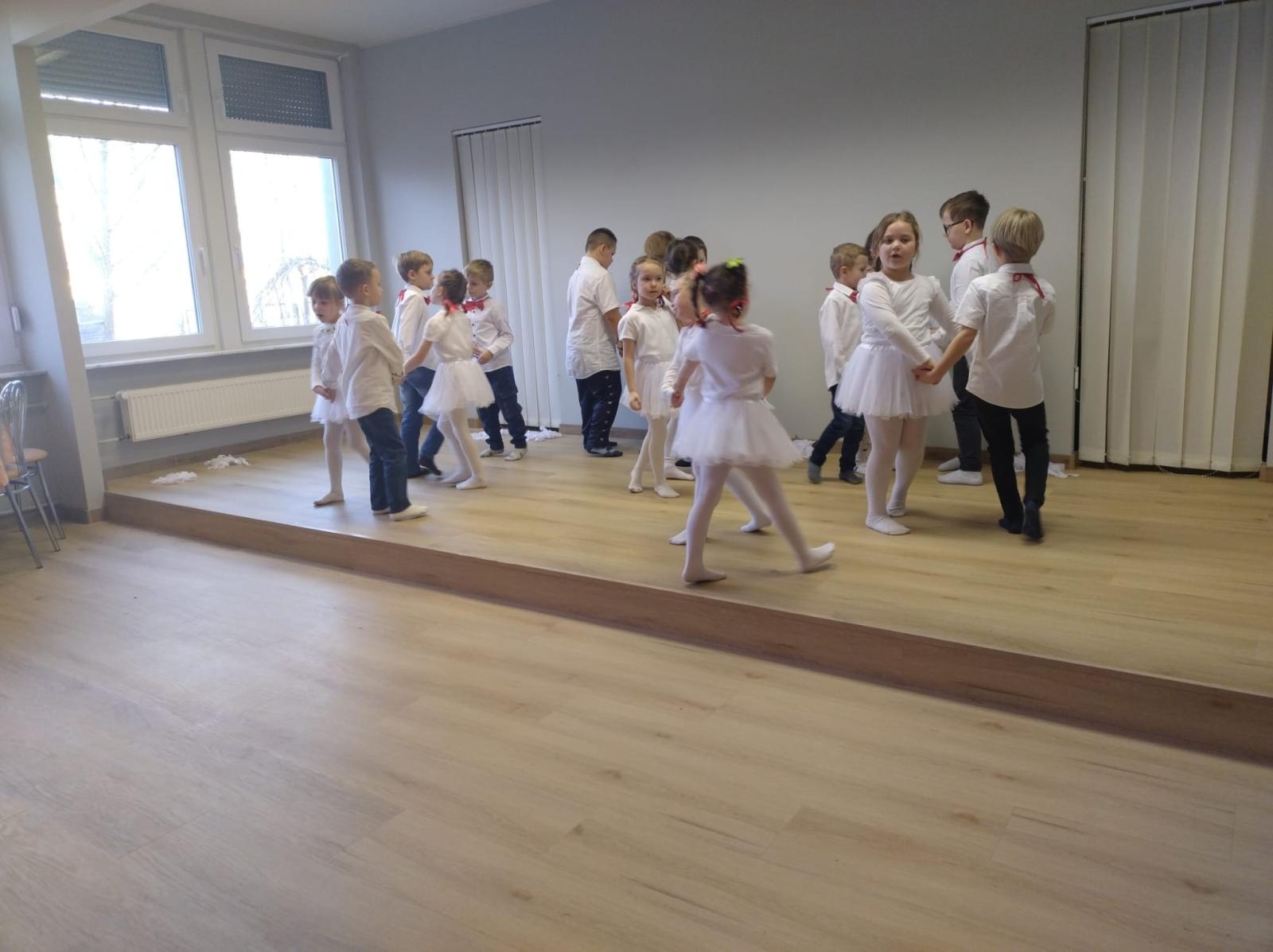 Zdjęcie w galerii na portalu naszraciborz.pl: Przedszkolaki z wizytą w Złotej Jesieni – międzypokoleniowe spotkanie pełne wzruszeń wiadomości z regionu