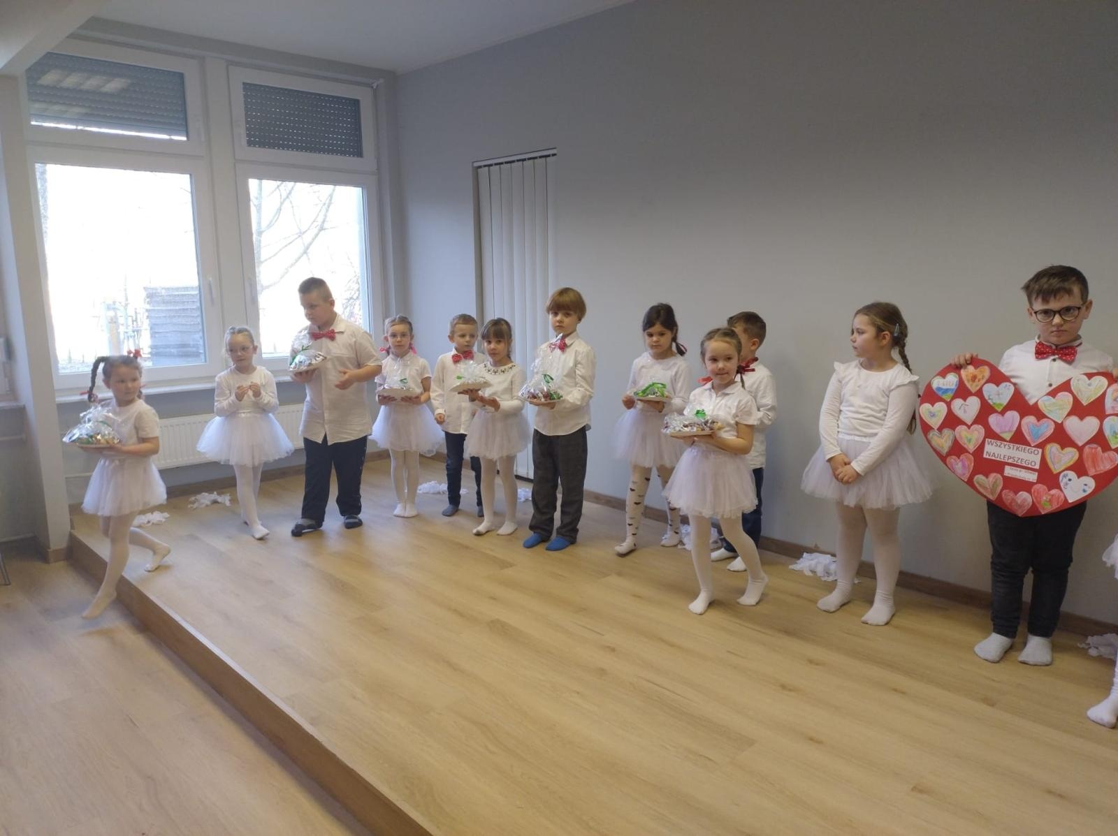 Zdjęcie w galerii na portalu naszraciborz.pl: Przedszkolaki z wizytą w Złotej Jesieni – międzypokoleniowe spotkanie pełne wzruszeń wiadomości z regionu