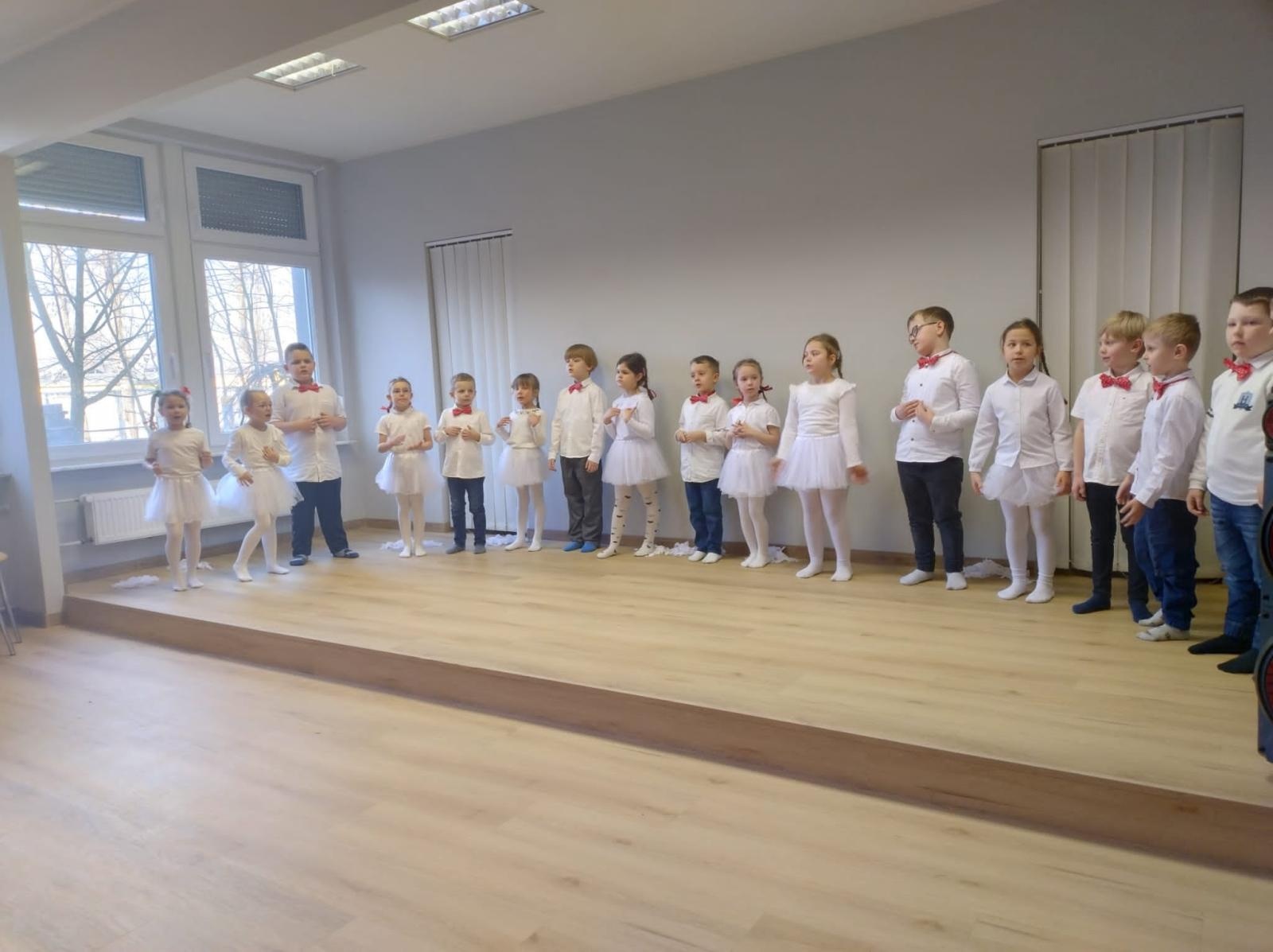 Zdjęcie w galerii na portalu naszraciborz.pl: Przedszkolaki z wizytą w Złotej Jesieni – międzypokoleniowe spotkanie pełne wzruszeń wiadomości z regionu