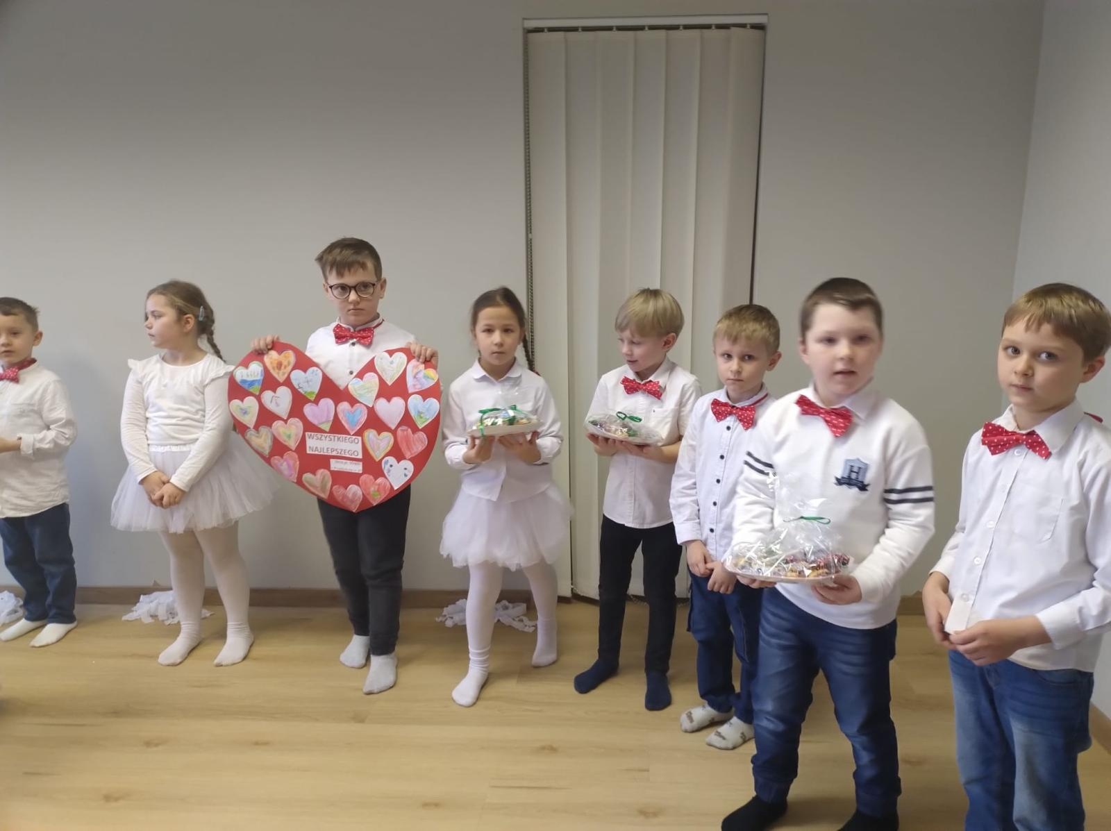 Zdjęcie w galerii na portalu naszraciborz.pl: Przedszkolaki z wizytą w Złotej Jesieni – międzypokoleniowe spotkanie pełne wzruszeń wiadomości z regionu