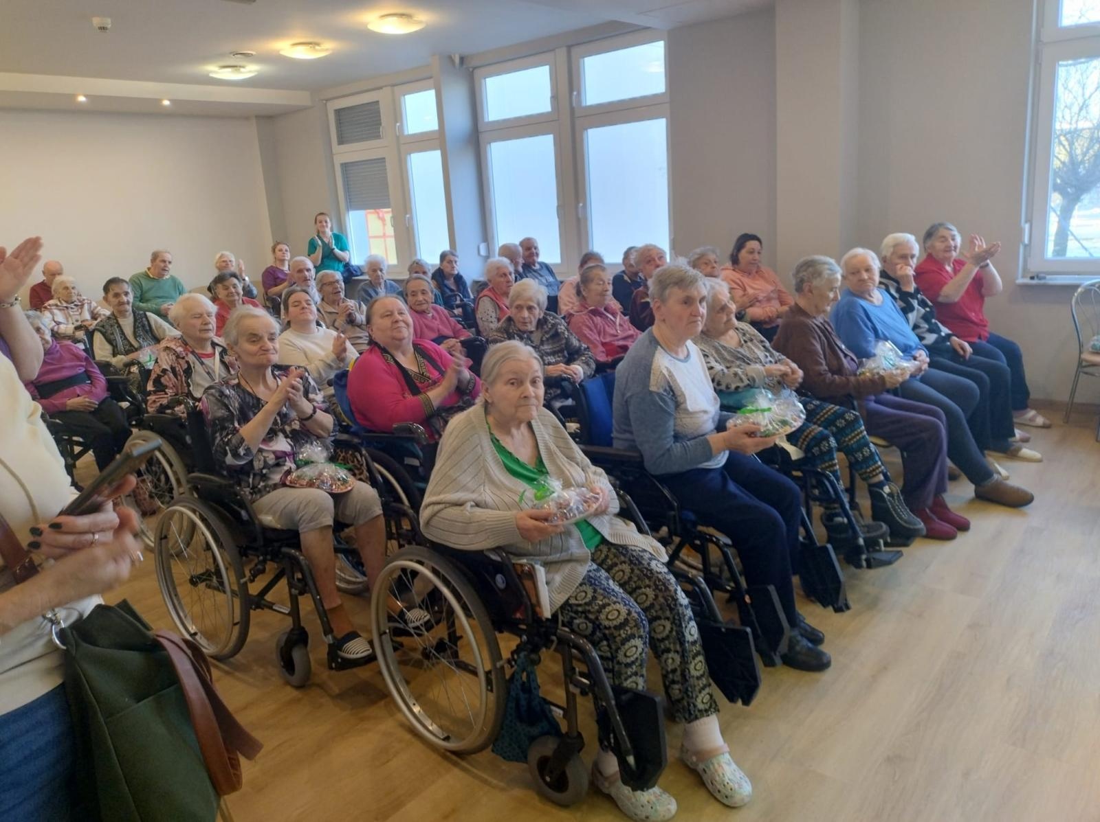 Zdjęcie w galerii na portalu naszraciborz.pl: Przedszkolaki z wizytą w Złotej Jesieni – międzypokoleniowe spotkanie pełne wzruszeń wiadomości z regionu