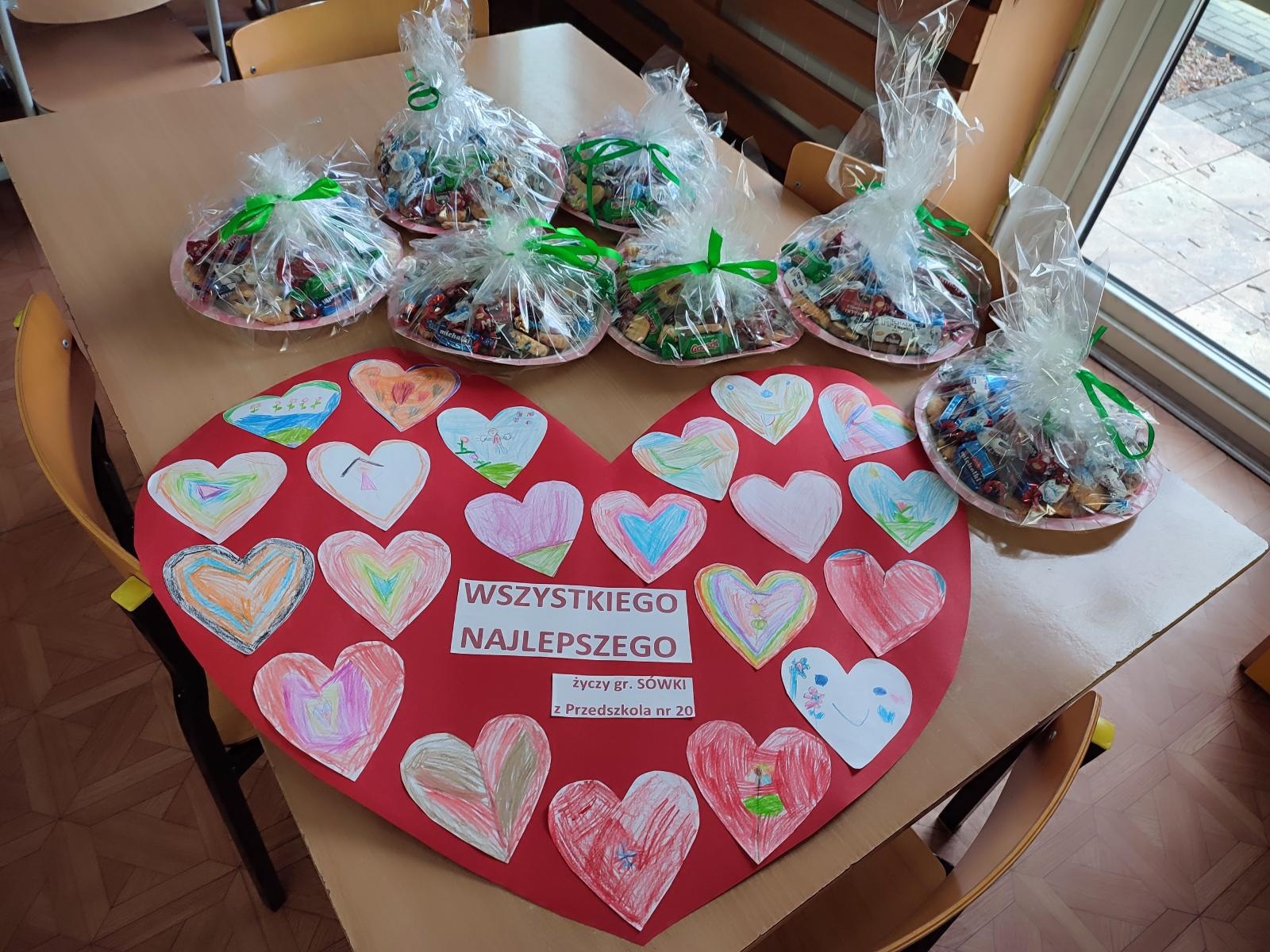 Zdjęcie w galerii na portalu naszraciborz.pl: Przedszkolaki z wizytą w Złotej Jesieni – międzypokoleniowe spotkanie pełne wzruszeń wiadomości z regionu