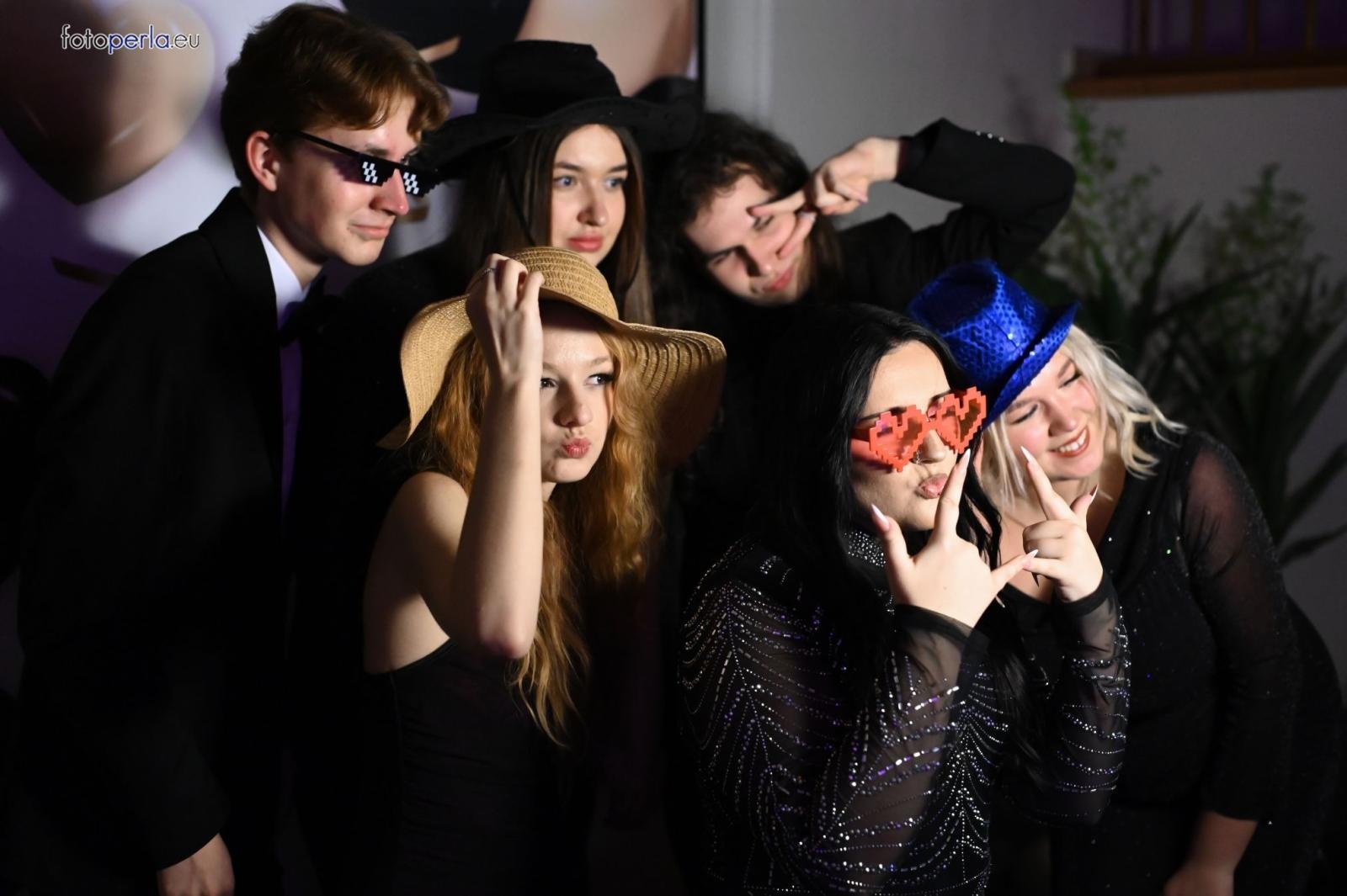 Zdjęcie w galerii na portalu naszraciborz.pl: Studniówka I LO i Plastyka w obiektywie FotoPerły wiadomości z regionu