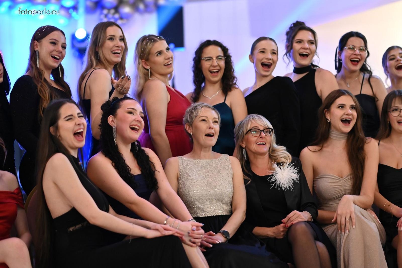 Zdjęcie w galerii na portalu naszraciborz.pl: Studniówka I LO i Plastyka w obiektywie FotoPerły wiadomości z regionu