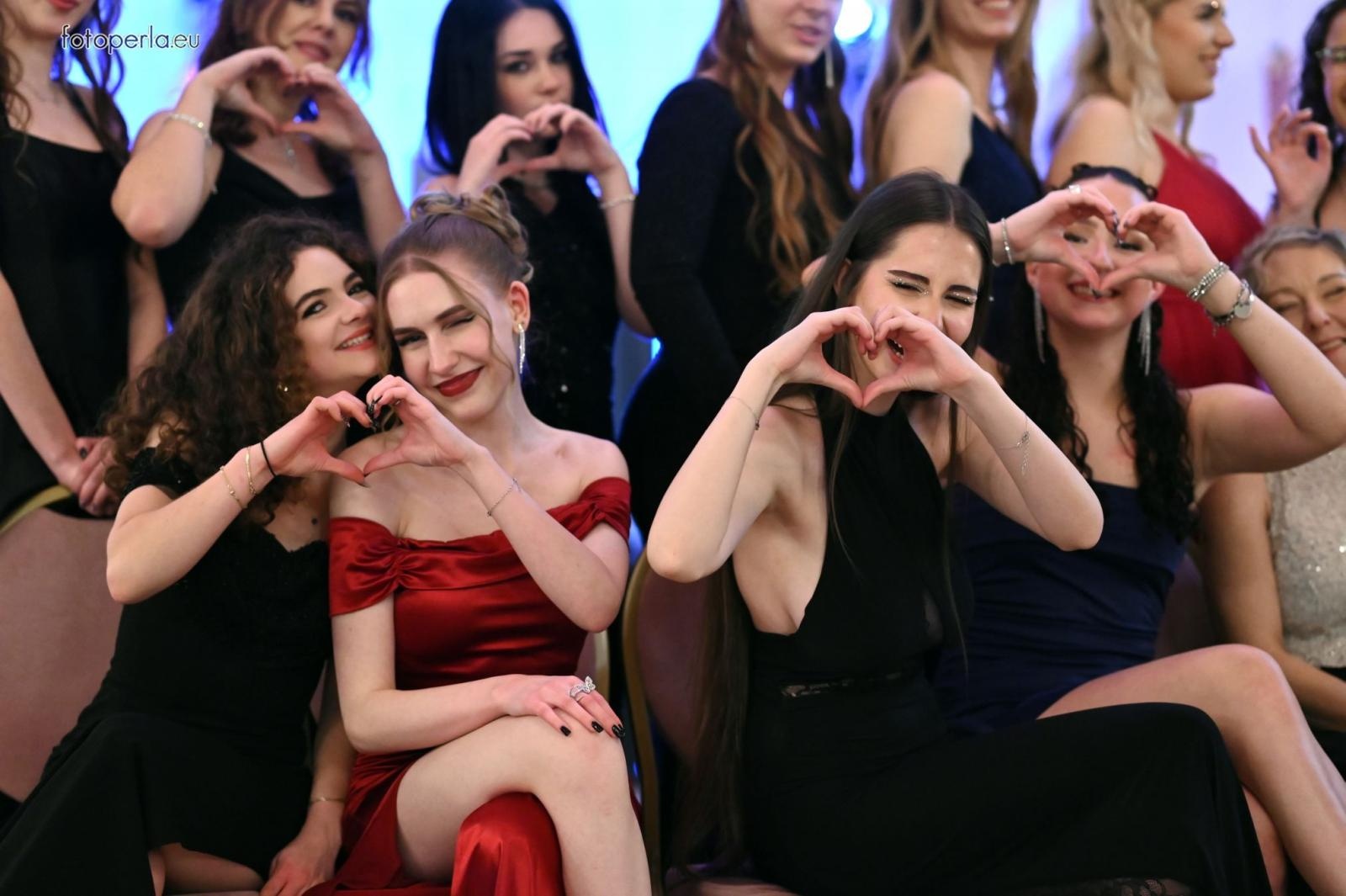 Zdjęcie w galerii na portalu naszraciborz.pl: Studniówka I LO i Plastyka w obiektywie FotoPerły wiadomości z regionu