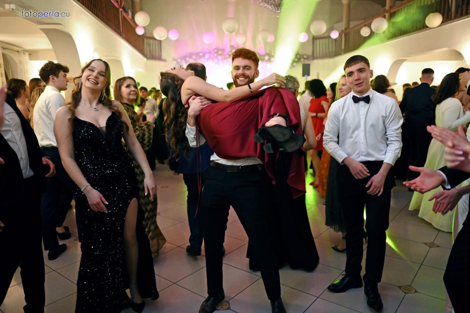 Zdjęcie w galerii na portalu naszraciborz.pl: Studniówka I LO i Plastyka w obiektywie FotoPerły wiadomości z regionu