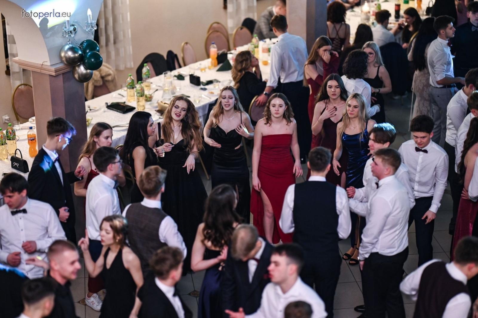 Zdjęcie w galerii na portalu naszraciborz.pl: Studniówka I LO i Plastyka w obiektywie FotoPerły wiadomości z regionu