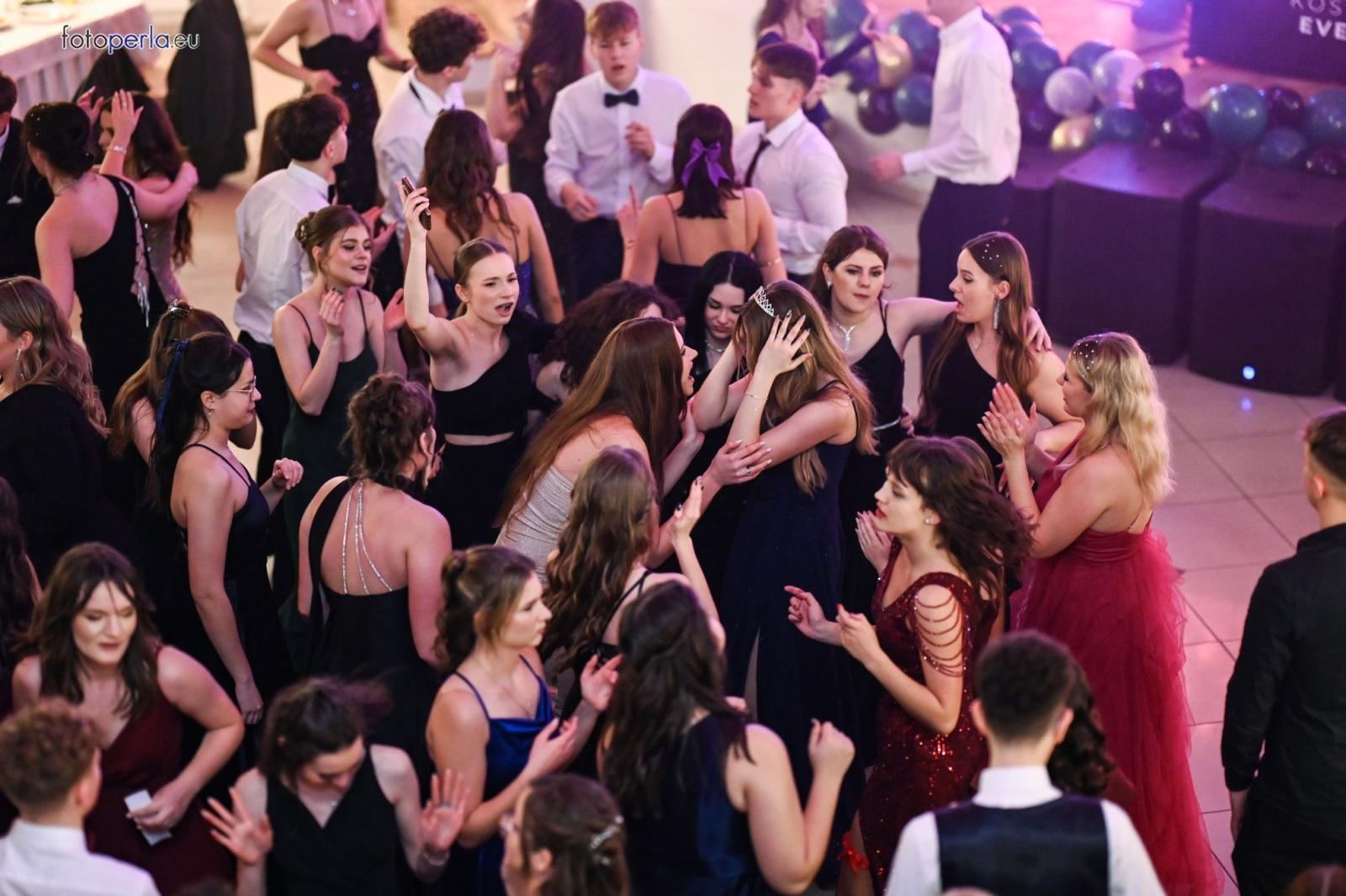 Zdjęcie w galerii na portalu naszraciborz.pl: Studniówka I LO i Plastyka w obiektywie FotoPerły wiadomości z regionu