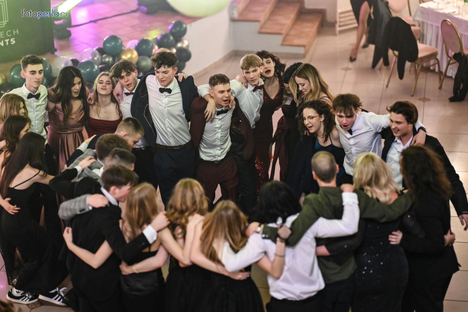 Zdjęcie w galerii na portalu naszraciborz.pl: Studniówka I LO i Plastyka w obiektywie FotoPerły wiadomości z regionu