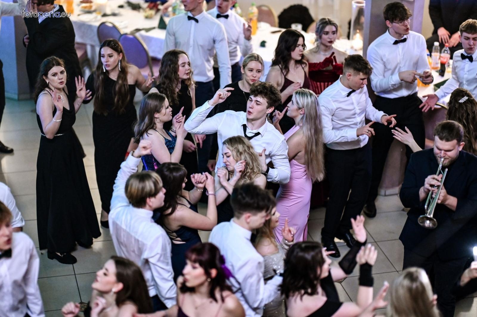 Zdjęcie w galerii na portalu naszraciborz.pl: Studniówka I LO i Plastyka w obiektywie FotoPerły wiadomości z regionu