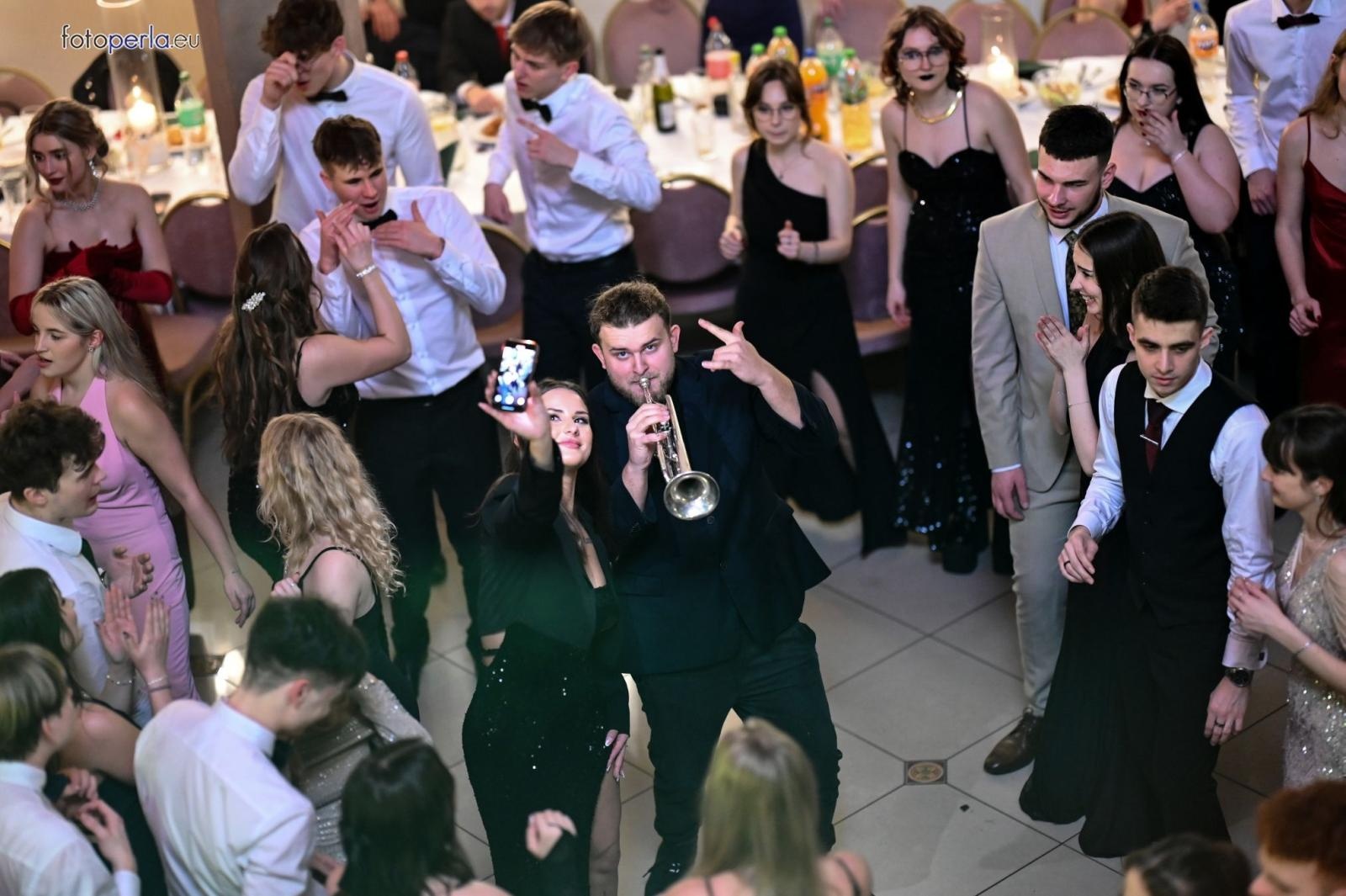 Zdjęcie w galerii na portalu naszraciborz.pl: Studniówka I LO i Plastyka w obiektywie FotoPerły wiadomości z regionu