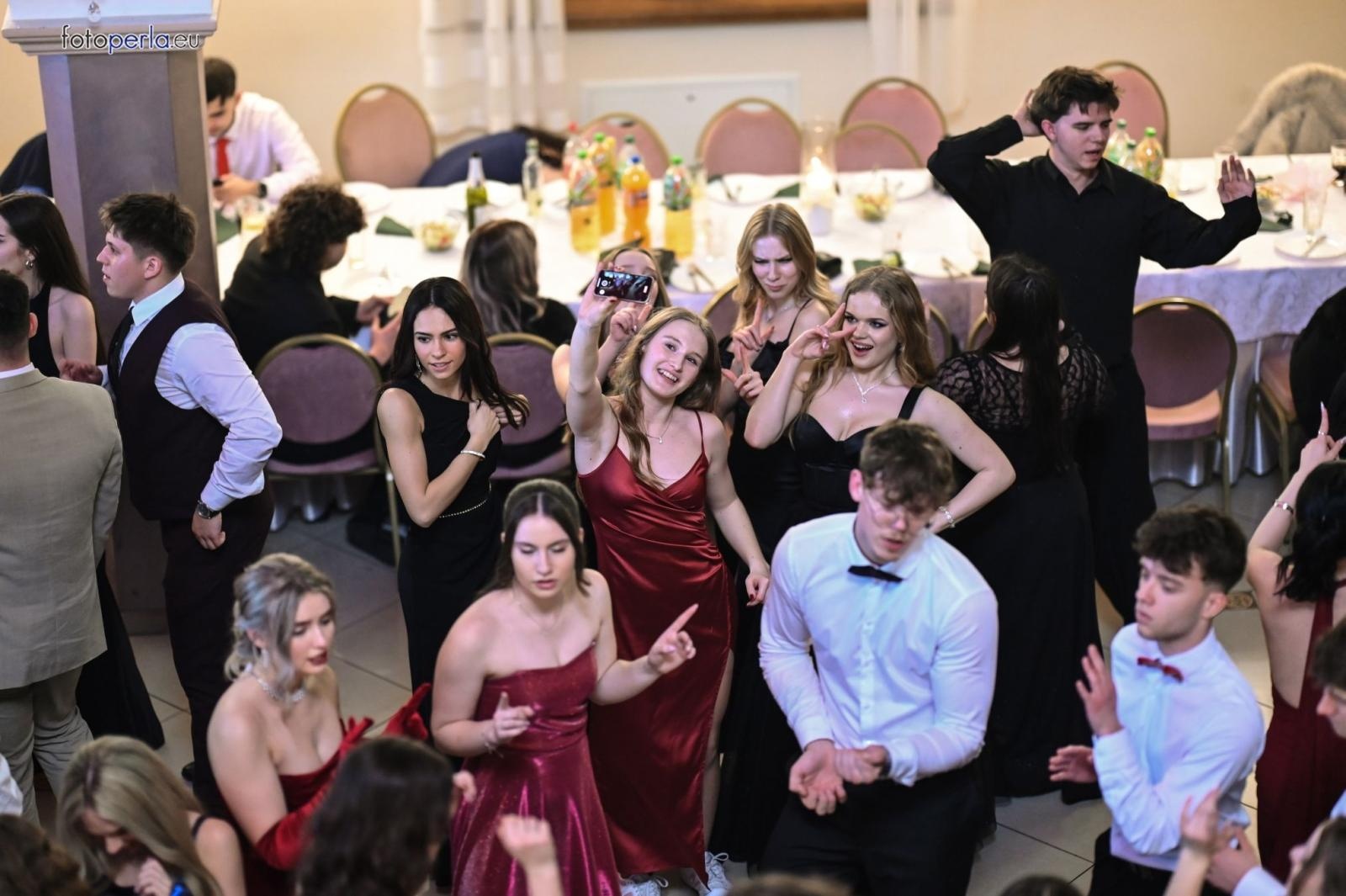 Zdjęcie w galerii na portalu naszraciborz.pl: Studniówka I LO i Plastyka w obiektywie FotoPerły wiadomości z regionu