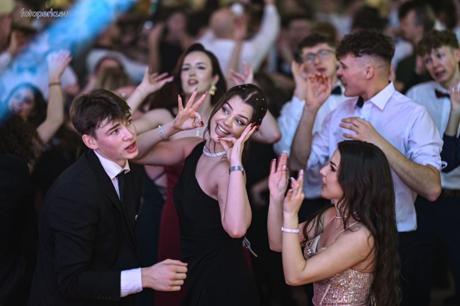 Zdjęcie w galerii na portalu naszraciborz.pl: Studniówka I LO i Plastyka w obiektywie FotoPerły wiadomości z regionu