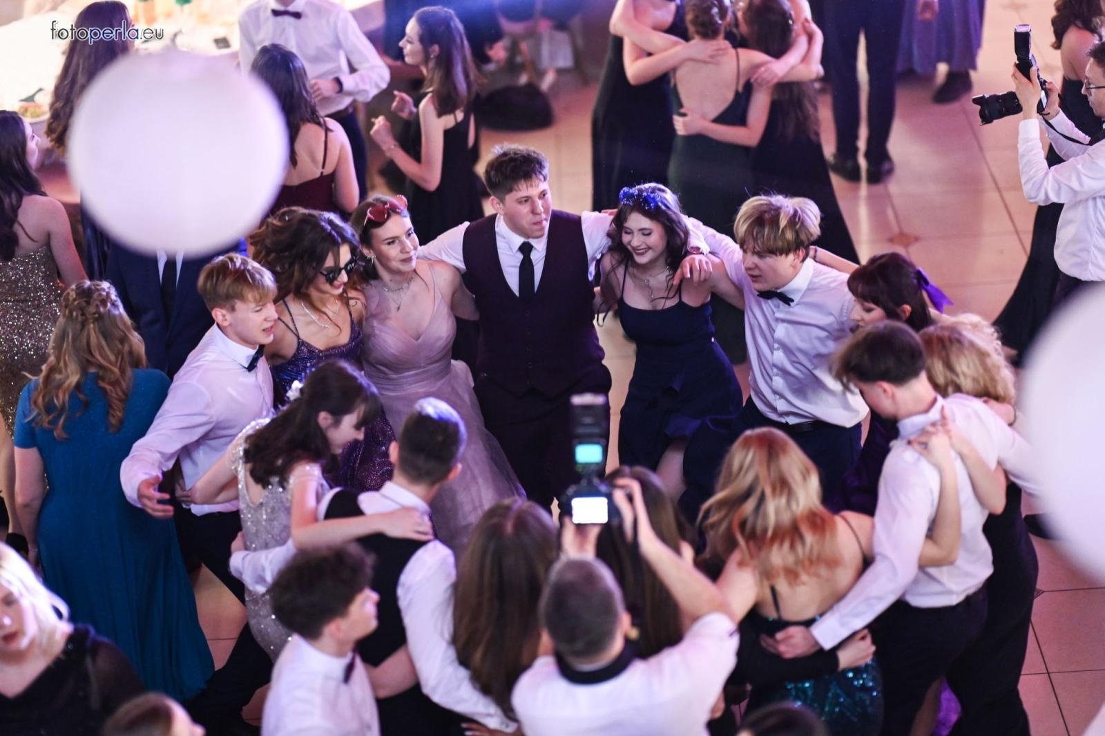 Zdjęcie w galerii na portalu naszraciborz.pl: Studniówka I LO i Plastyka w obiektywie FotoPerły wiadomości z regionu