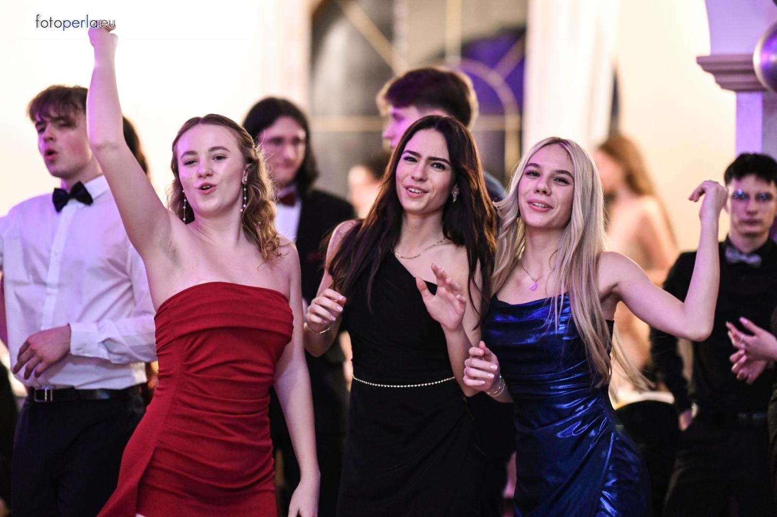 Zdjęcie w galerii na portalu naszraciborz.pl: Studniówka I LO i Plastyka w obiektywie FotoPerły wiadomości z regionu