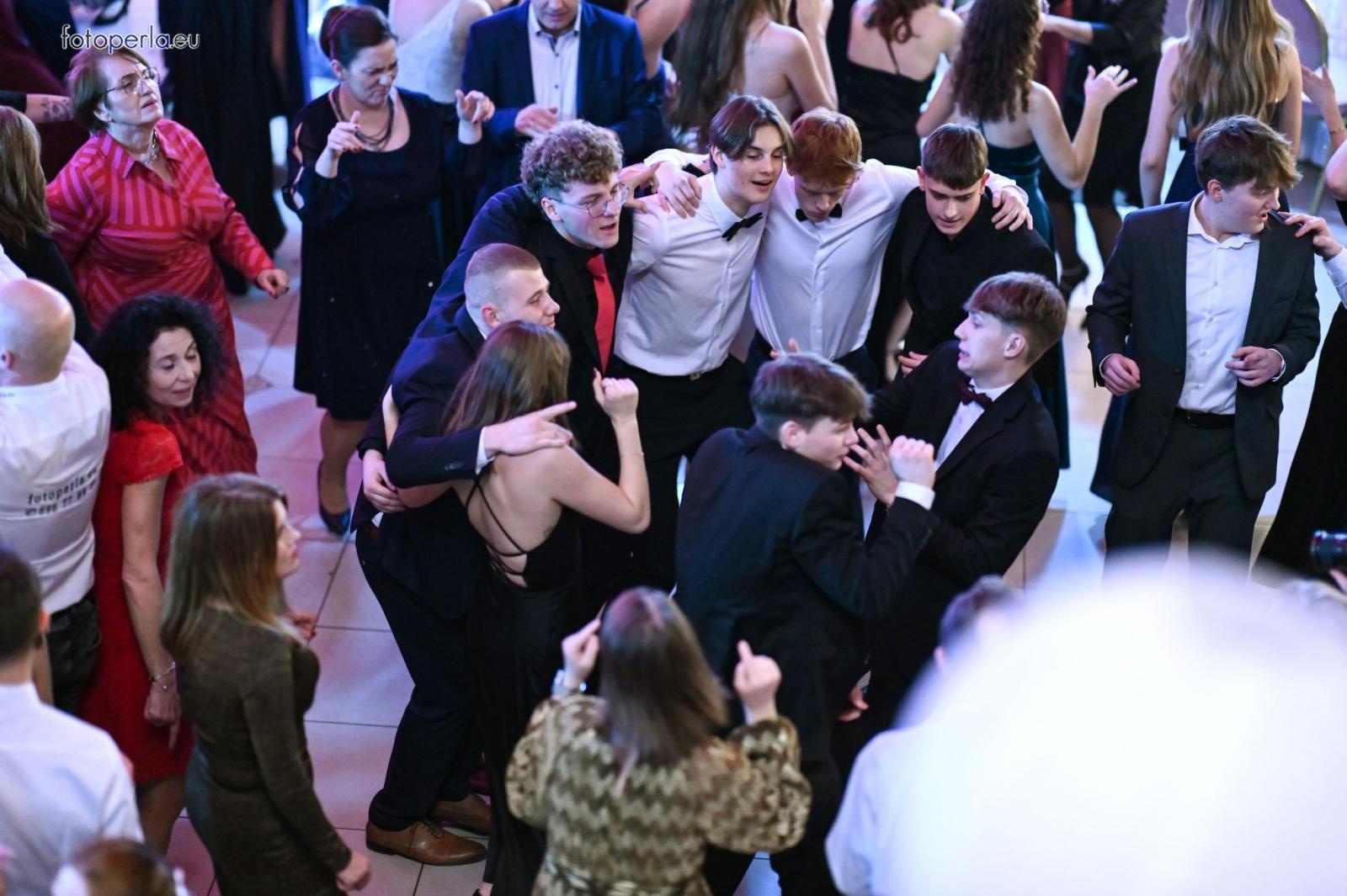 Zdjęcie w galerii na portalu naszraciborz.pl: Studniówka I LO i Plastyka w obiektywie FotoPerły wiadomości z regionu