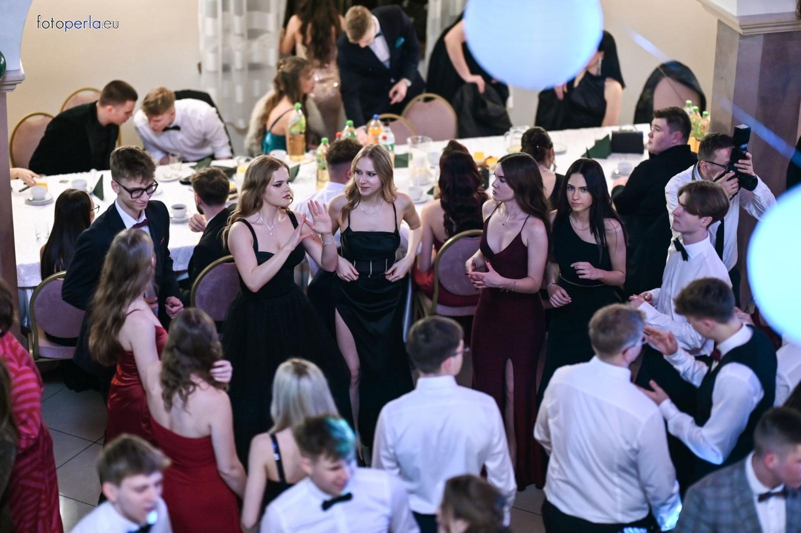 Zdjęcie w galerii na portalu naszraciborz.pl: Studniówka I LO i Plastyka w obiektywie FotoPerły wiadomości z regionu