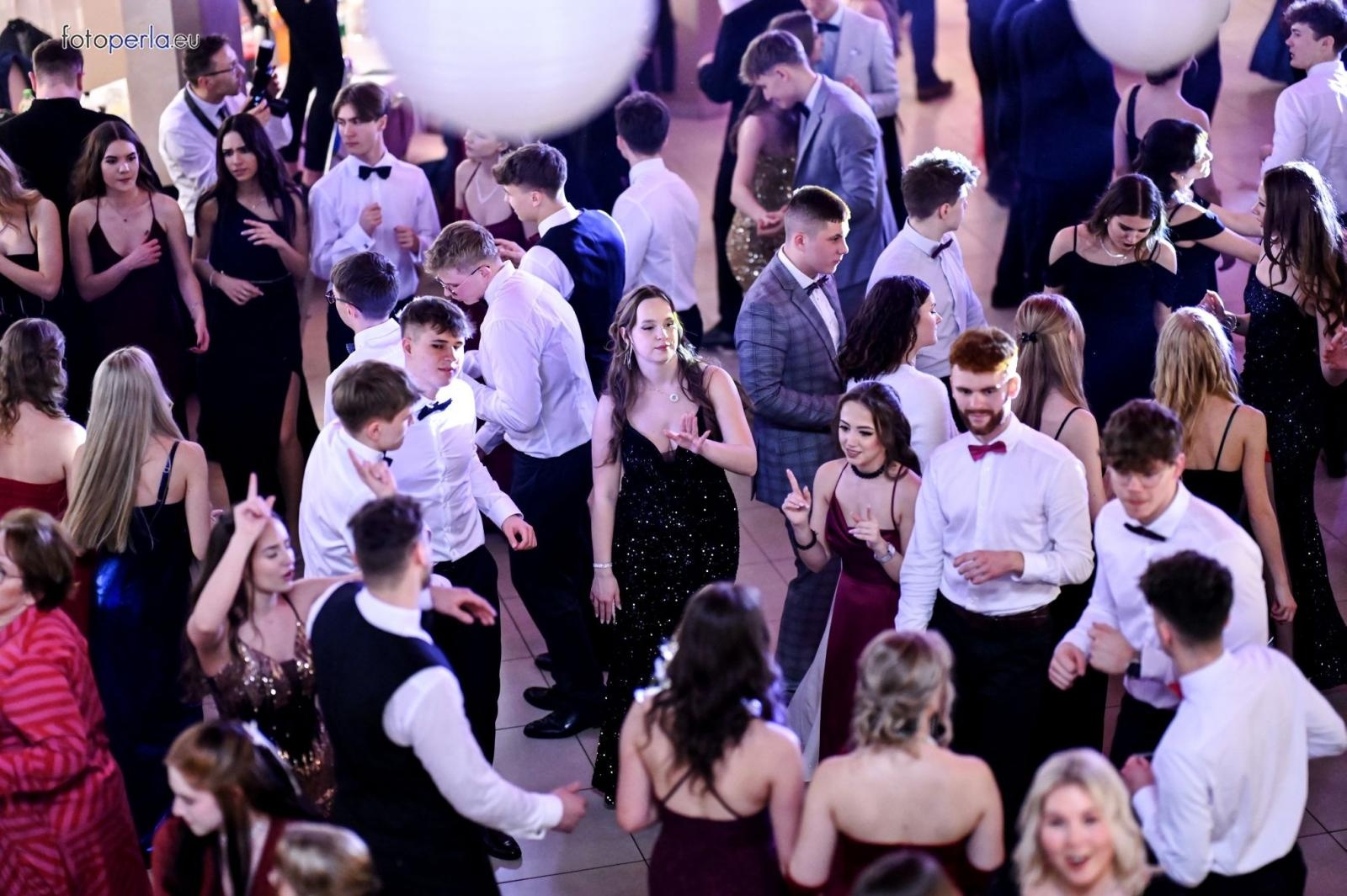 Zdjęcie w galerii na portalu naszraciborz.pl: Studniówka I LO i Plastyka w obiektywie FotoPerły wiadomości z regionu