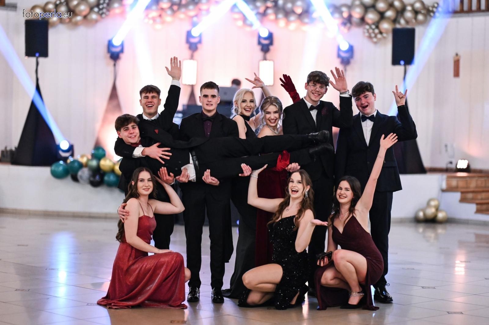 Zdjęcie w galerii na portalu naszraciborz.pl: Studniówka I LO i Plastyka w obiektywie FotoPerły wiadomości z regionu