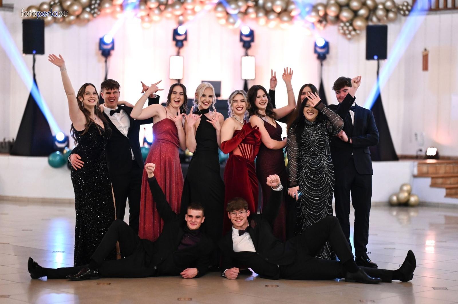 Zdjęcie w galerii na portalu naszraciborz.pl: Studniówka I LO i Plastyka w obiektywie FotoPerły wiadomości z regionu