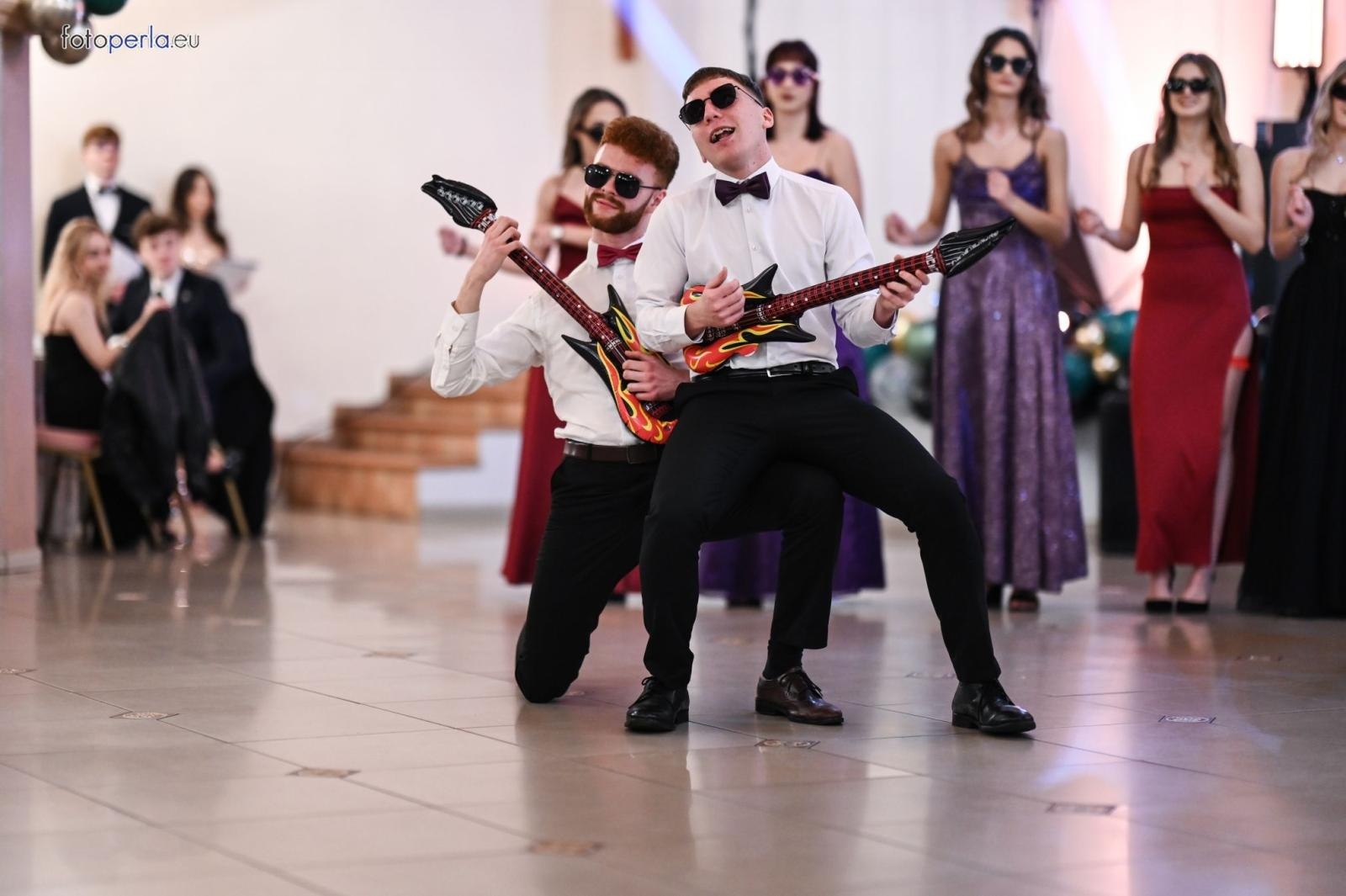 Zdjęcie w galerii na portalu naszraciborz.pl: Studniówka I LO i Plastyka w obiektywie FotoPerły wiadomości z regionu