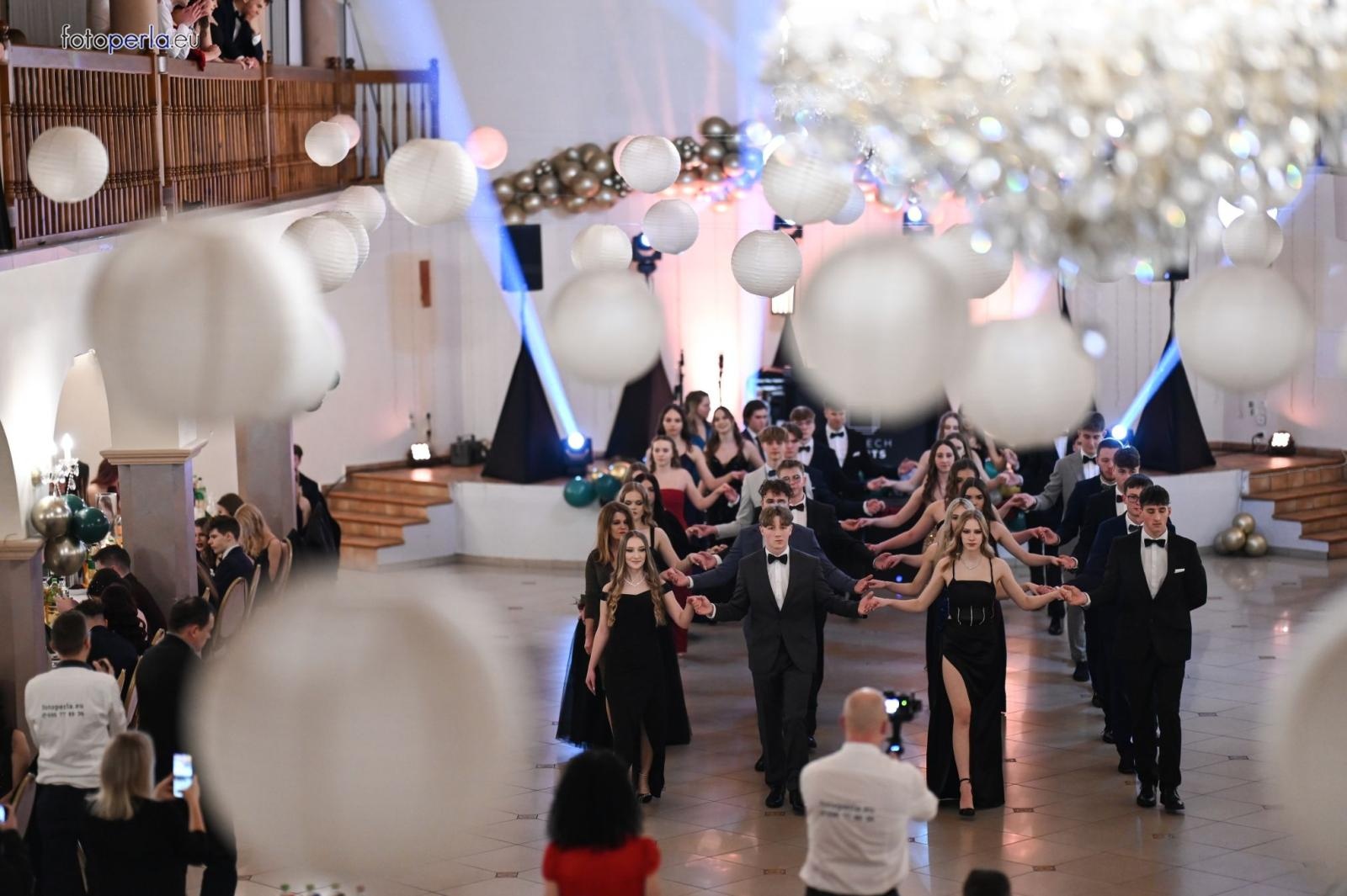 Zdjęcie w galerii na portalu naszraciborz.pl: Studniówka I LO i Plastyka w obiektywie FotoPerły wiadomości z regionu