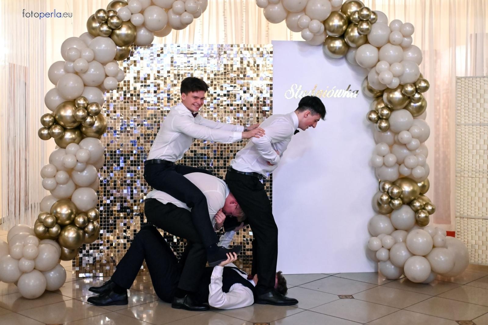 Zdjęcie w galerii na portalu naszraciborz.pl: Studniówka I LO i Plastyka w obiektywie FotoPerły wiadomości z regionu