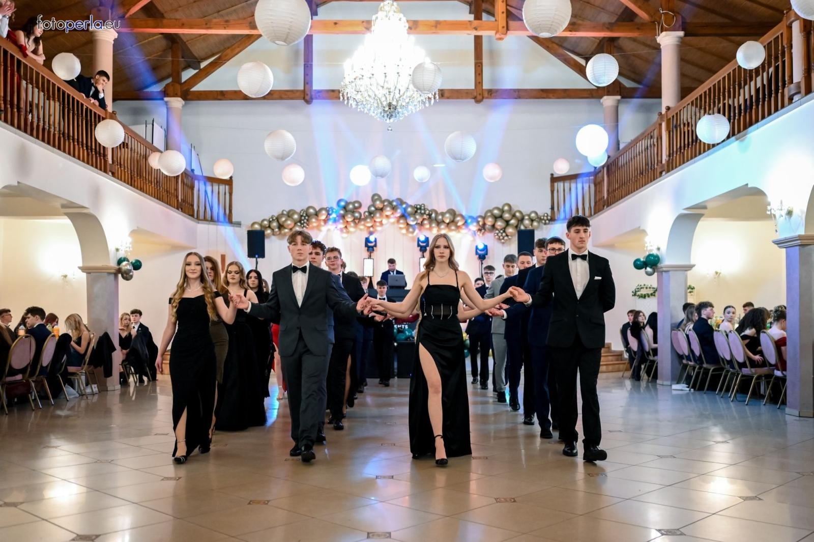 Zdjęcie w galerii na portalu naszraciborz.pl: Studniówka I LO i Plastyka w obiektywie FotoPerły wiadomości z regionu